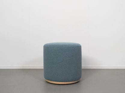 クリスチャン・ハースがデザインしたカリモクニュースタンダードのエレファント・プーフ・キャスター付きスツール