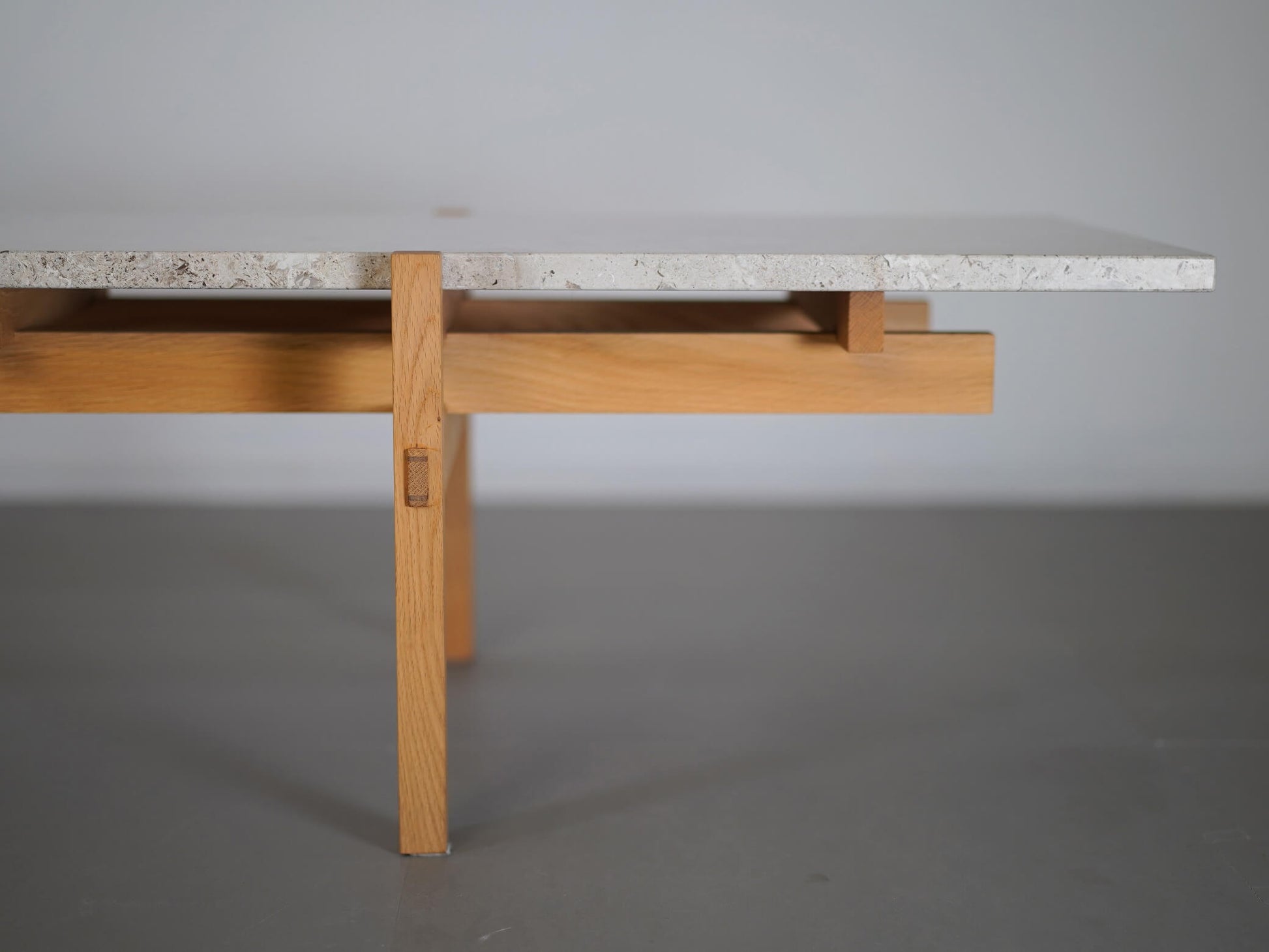 ノームアーキテクツがデザインしたカリモクケースのN-CT01・リビングテーブル・大理石