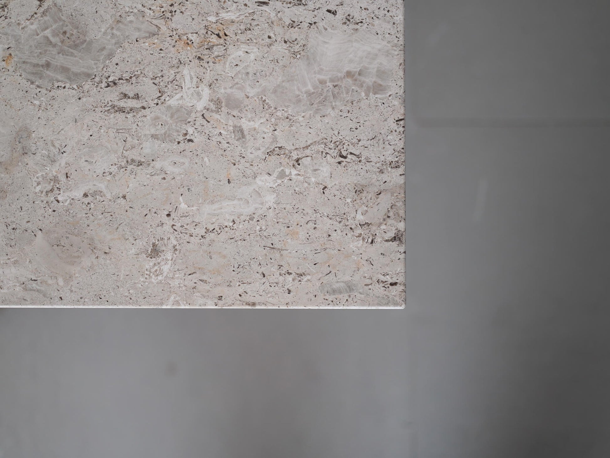 ノームアーキテクツがデザインしたカリモクケースのN-CT01・リビングテーブル・大理石