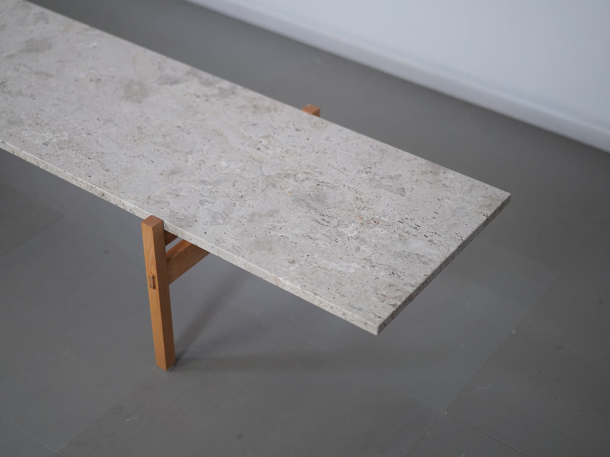 ノームアーキテクツがデザインしたカリモクケースのN-CT01・リビングテーブル・大理石