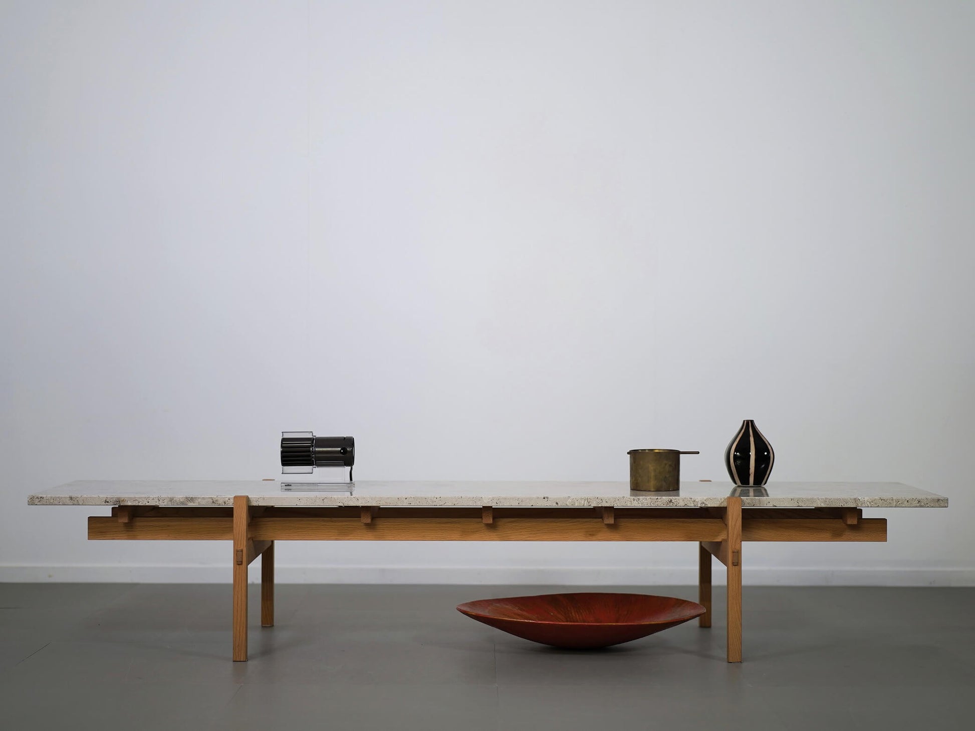 ノームアーキテクツがデザインしたカリモクケースのN-CT01・リビングテーブル・大理石