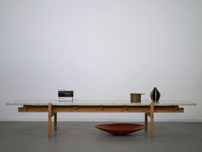 ノームアーキテクツがデザインしたカリモクケースのN-CT01・リビングテーブル・大理石