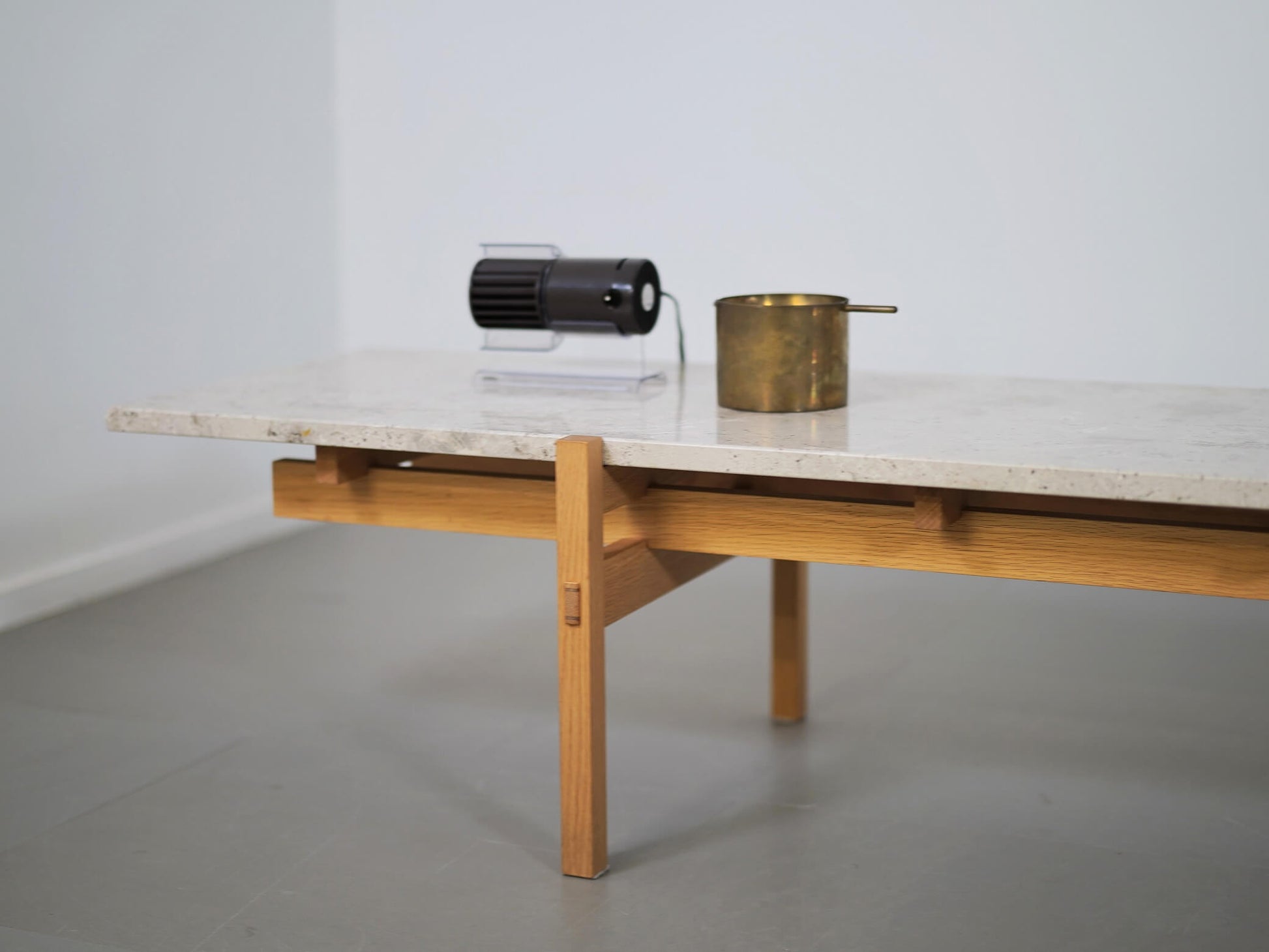 ノームアーキテクツがデザインしたカリモクケースのN-CT01・リビングテーブル・大理石