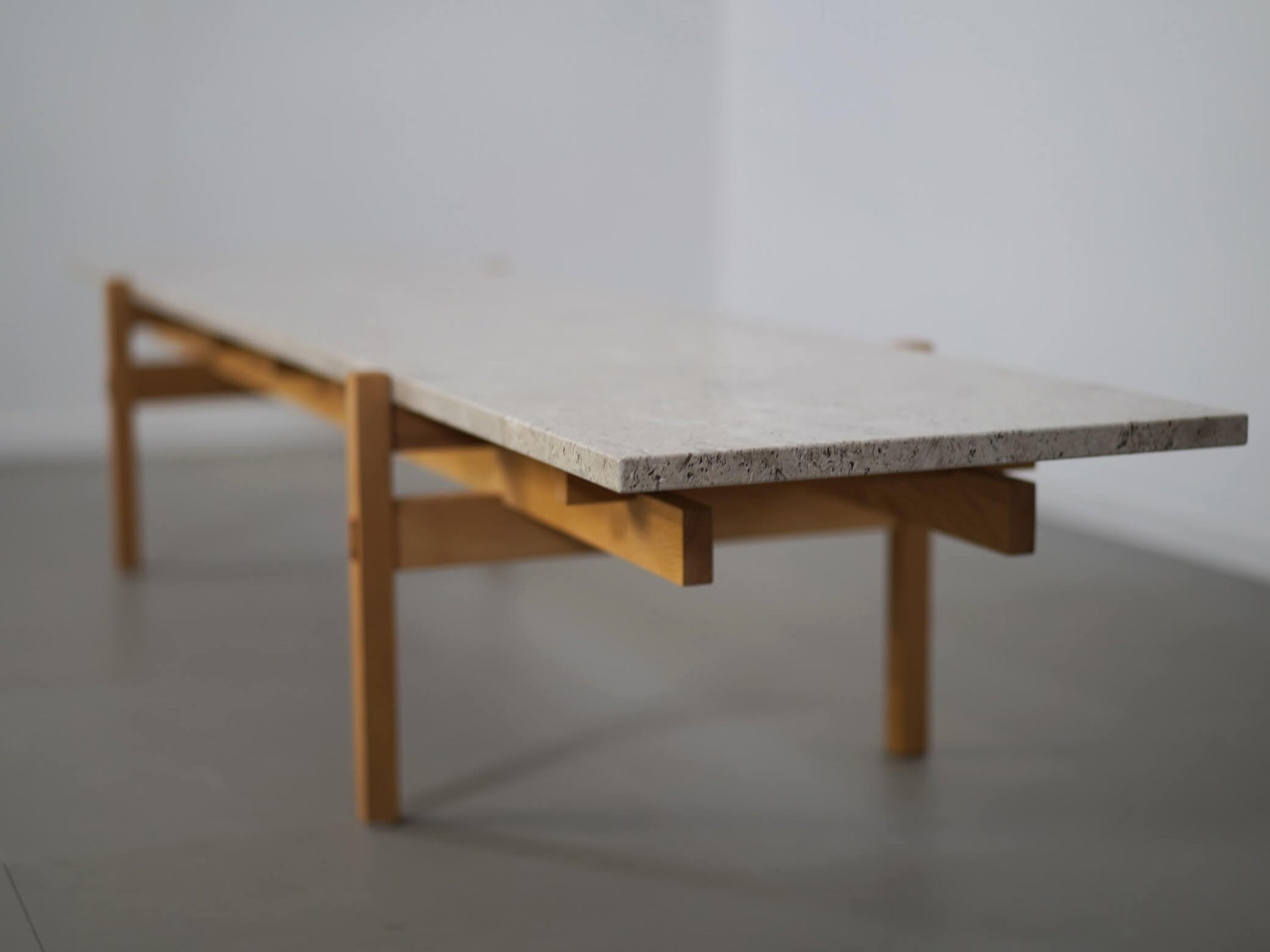 ノームアーキテクツがデザインしたカリモクケースのN-CT01・リビングテーブル・大理石