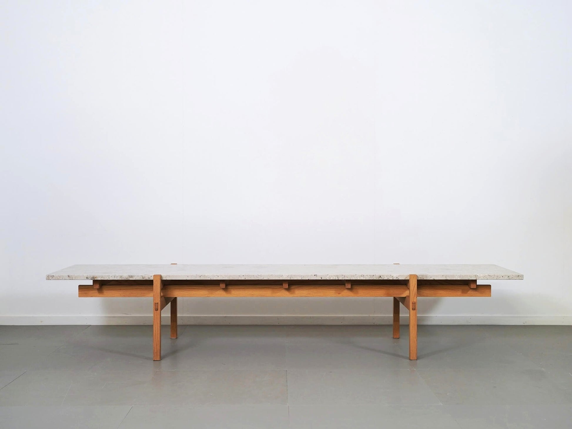 ノームアーキテクツがデザインしたカリモクケースのN-CT01・リビングテーブル・大理石