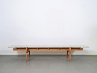 ノームアーキテクツがデザインしたカリモクケースのN-CT01・リビングテーブル・大理石