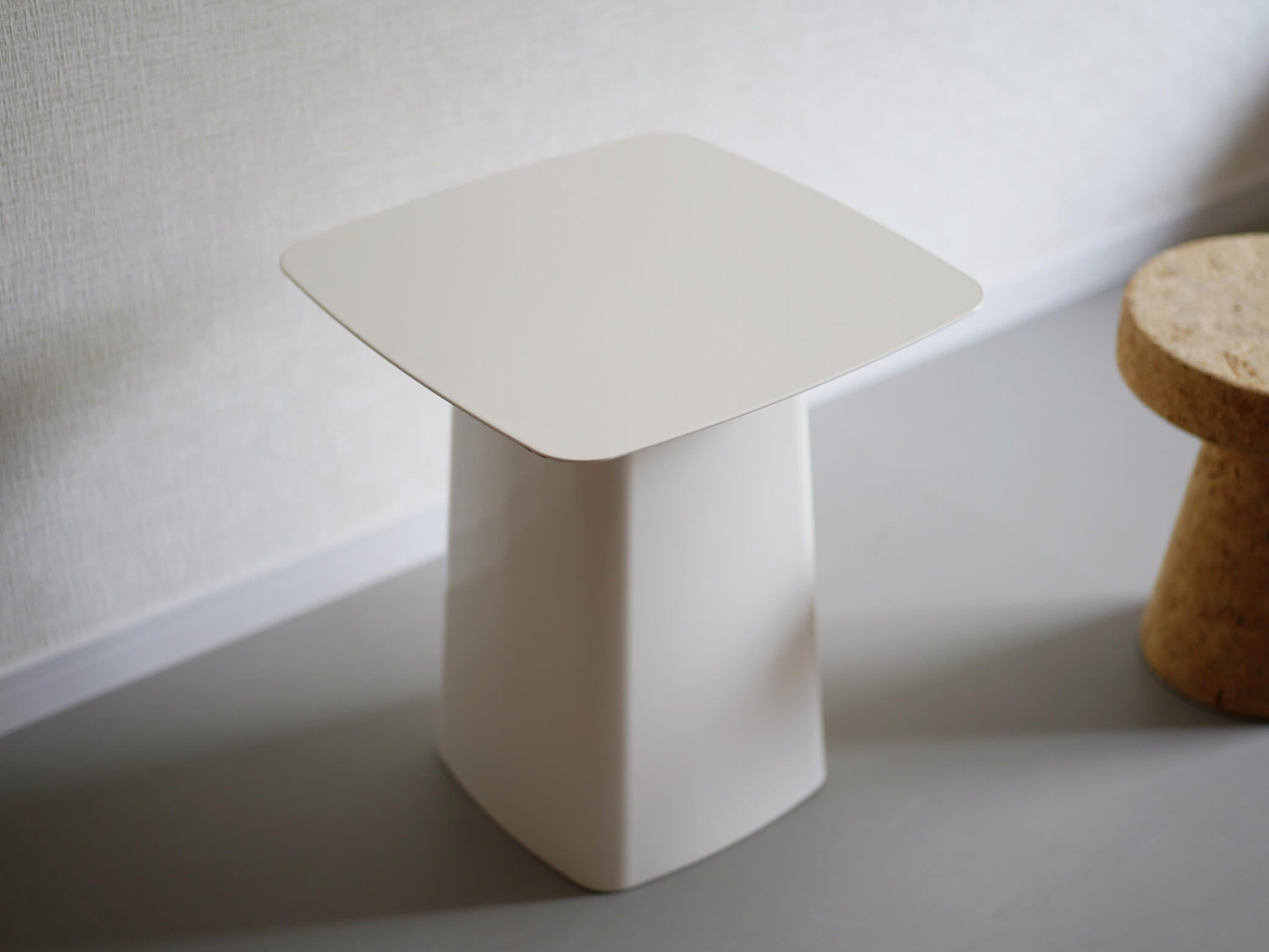 メタル サイドテーブル ミディアム ホワイト ロナン＆エルワン・ブルレック ヴィトラ 中古 / Metal Side Table Vitra Ronan  & Erwan Bouroullec – CAGUYA