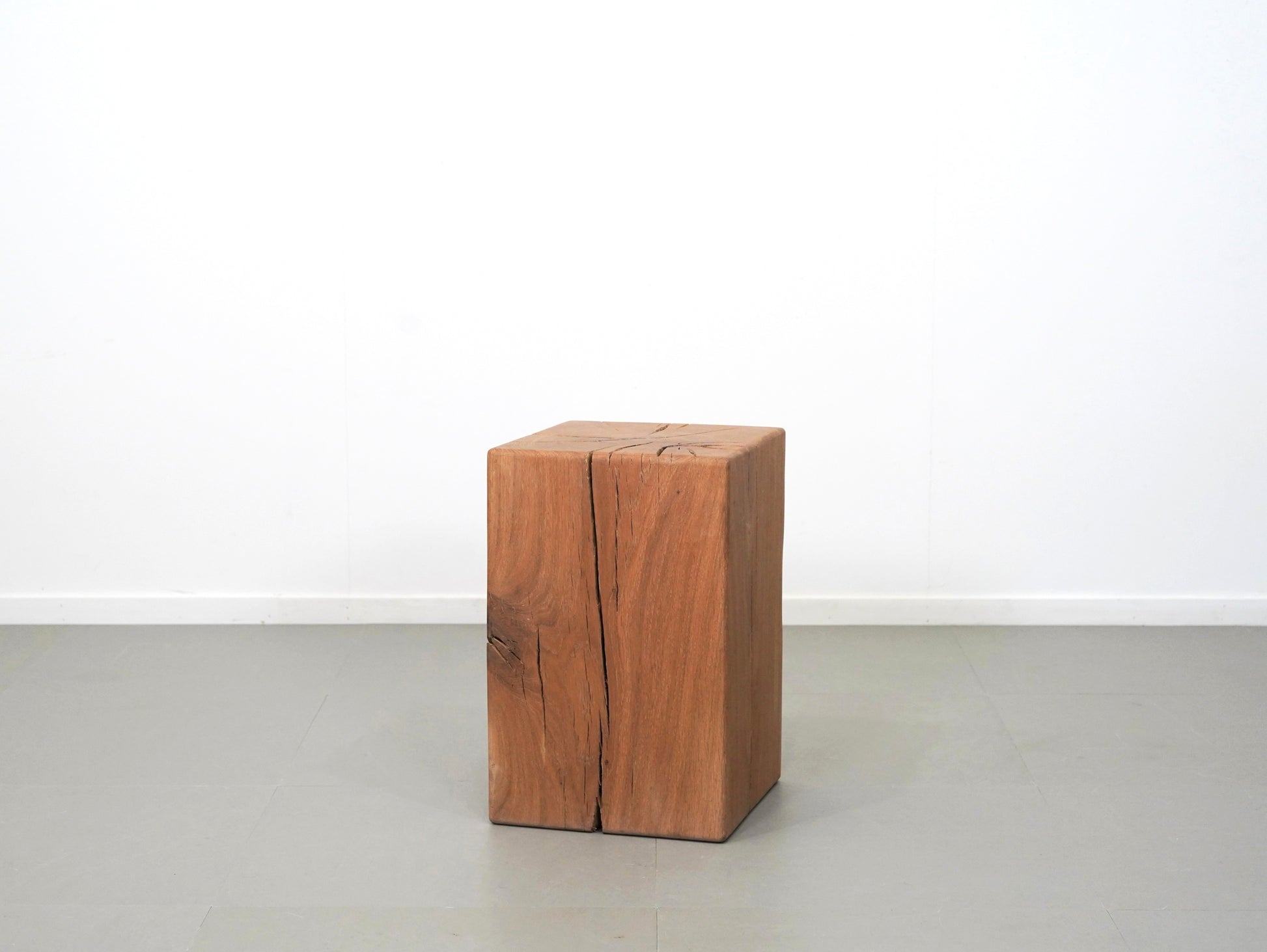 NIKARIやe15のプロダクトのようなオーク無垢材のブロックスツール