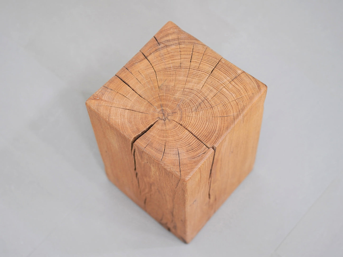 オーク無垢材のソリッドスツール