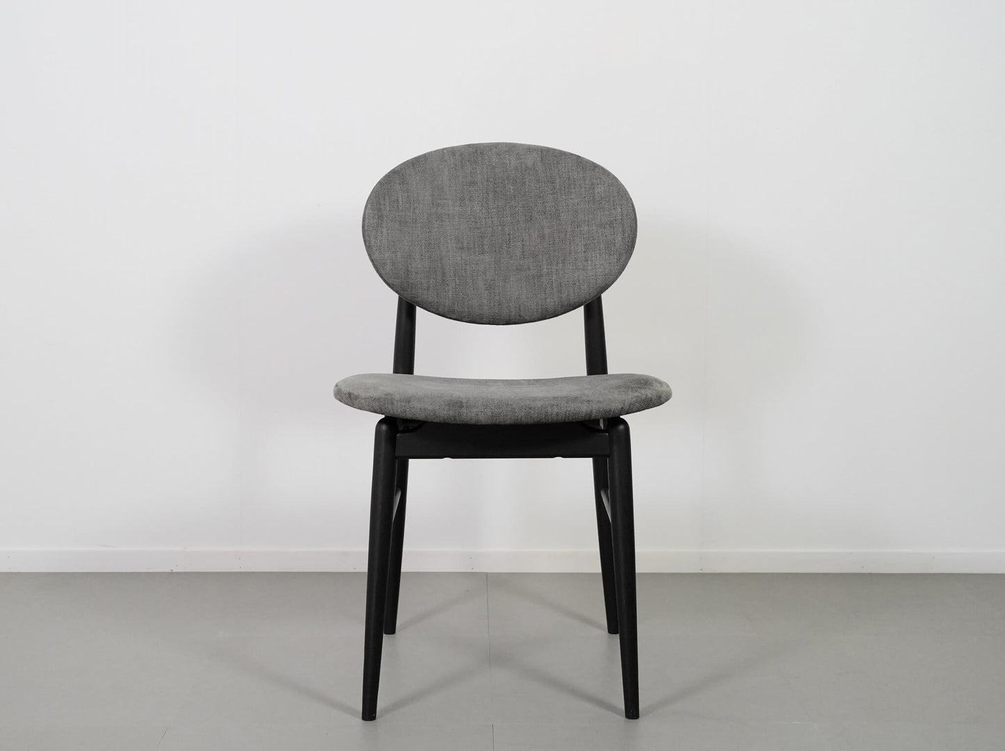 ノームアーキテクツがデザインしたアウトラインチェア・スミ・ブラック