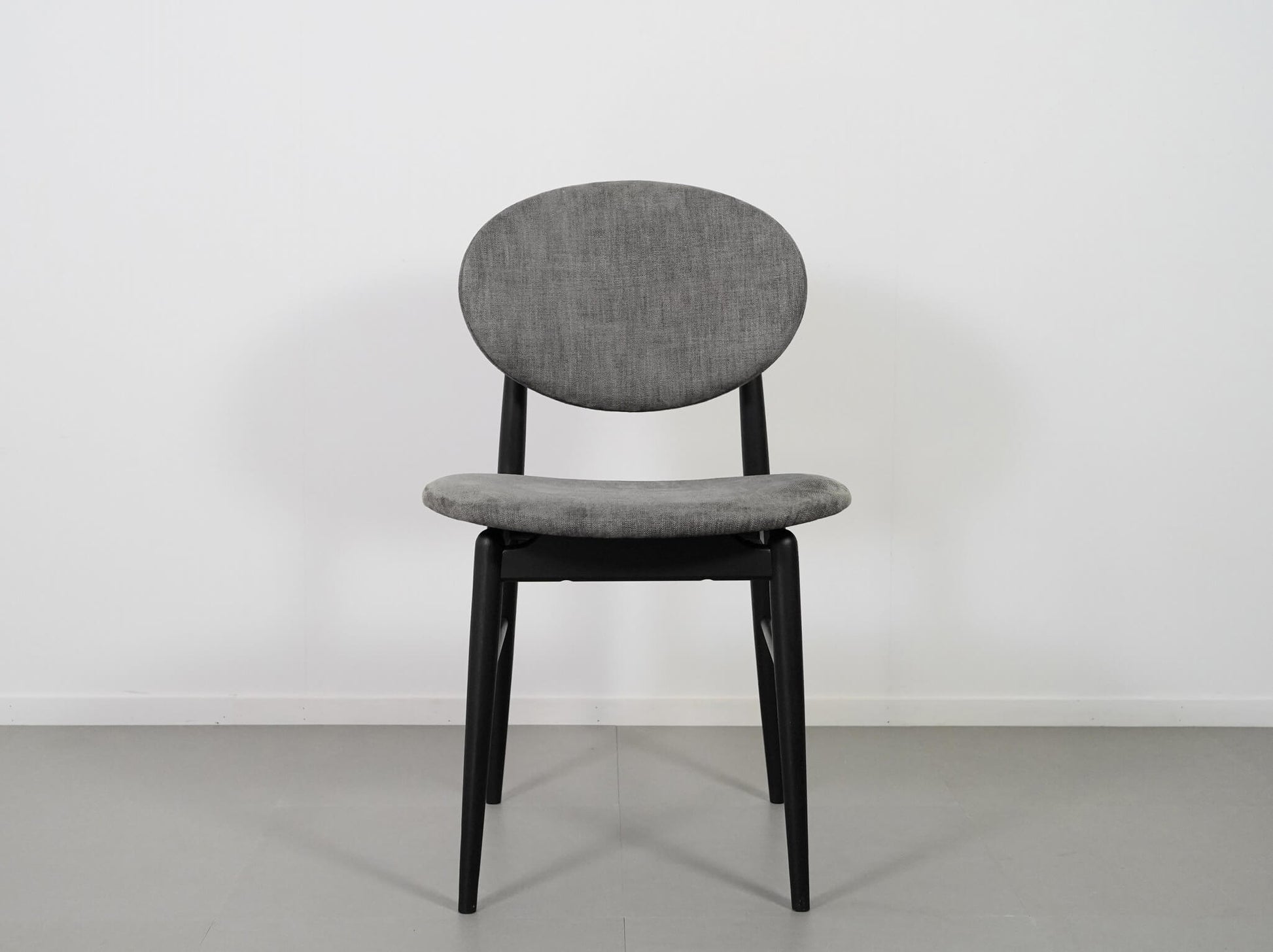 ノームアーキテクツがデザインしたアウトラインチェア・スミ・ブラック