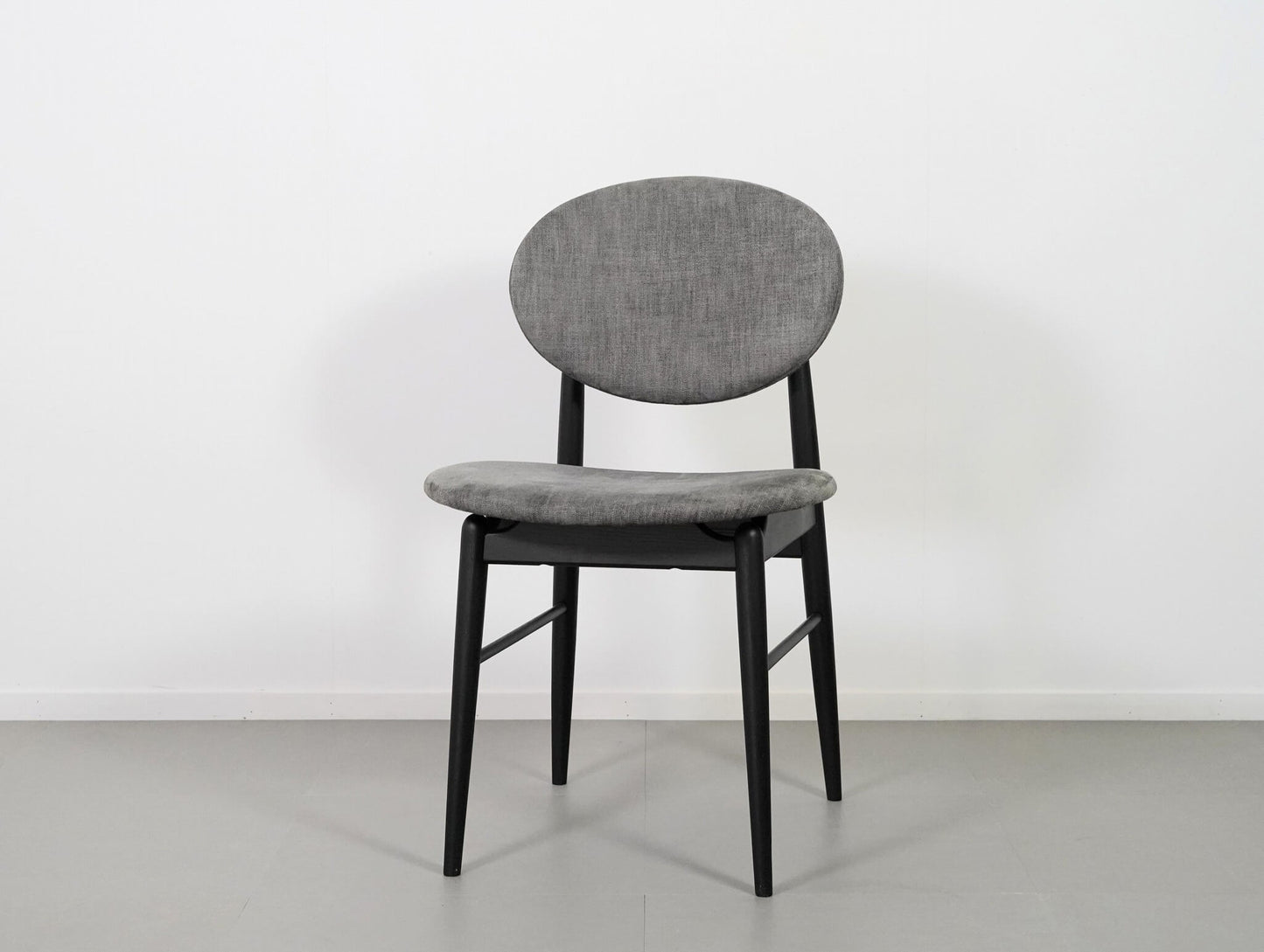 ノームアーキテクツがデザインしたアウトラインチェア・スミ・ブラック