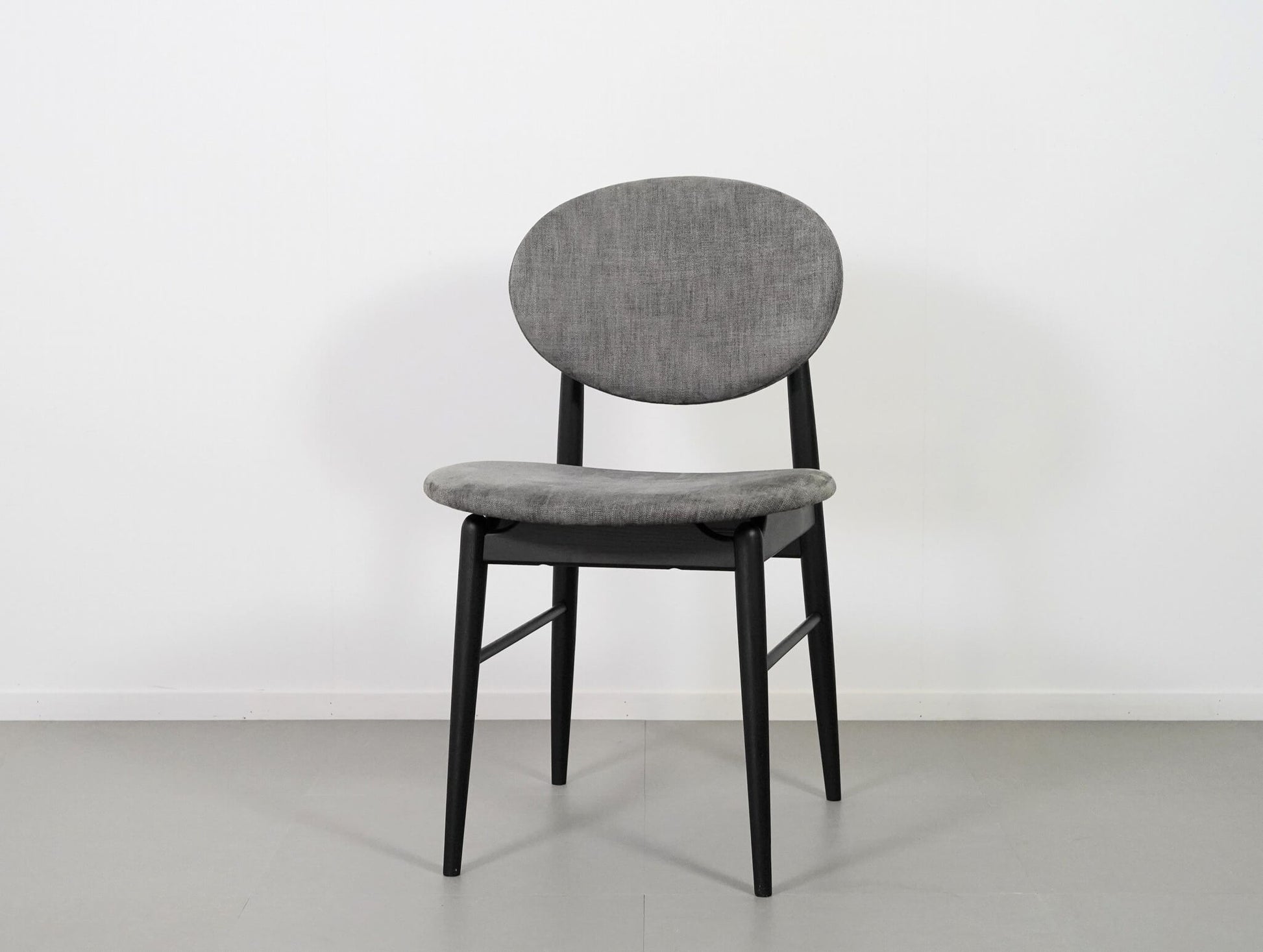 ノームアーキテクツがデザインしたアウトラインチェア・スミ・ブラック