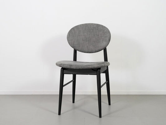 ノームアーキテクツがデザインしたアウトラインチェア・スミ・ブラック