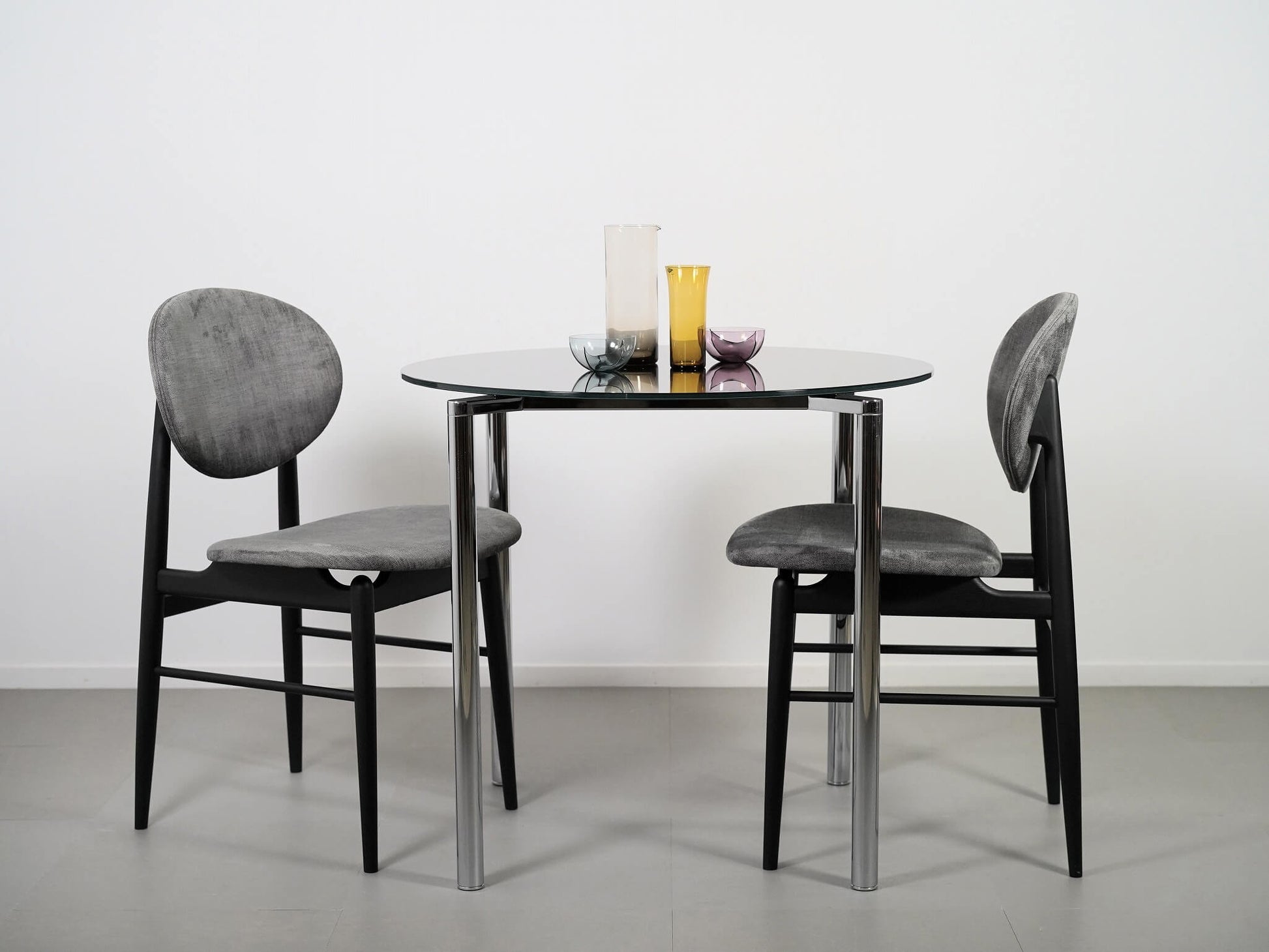 ノームアーキテクツがデザインしたアウトラインチェア・スミ・ブラック