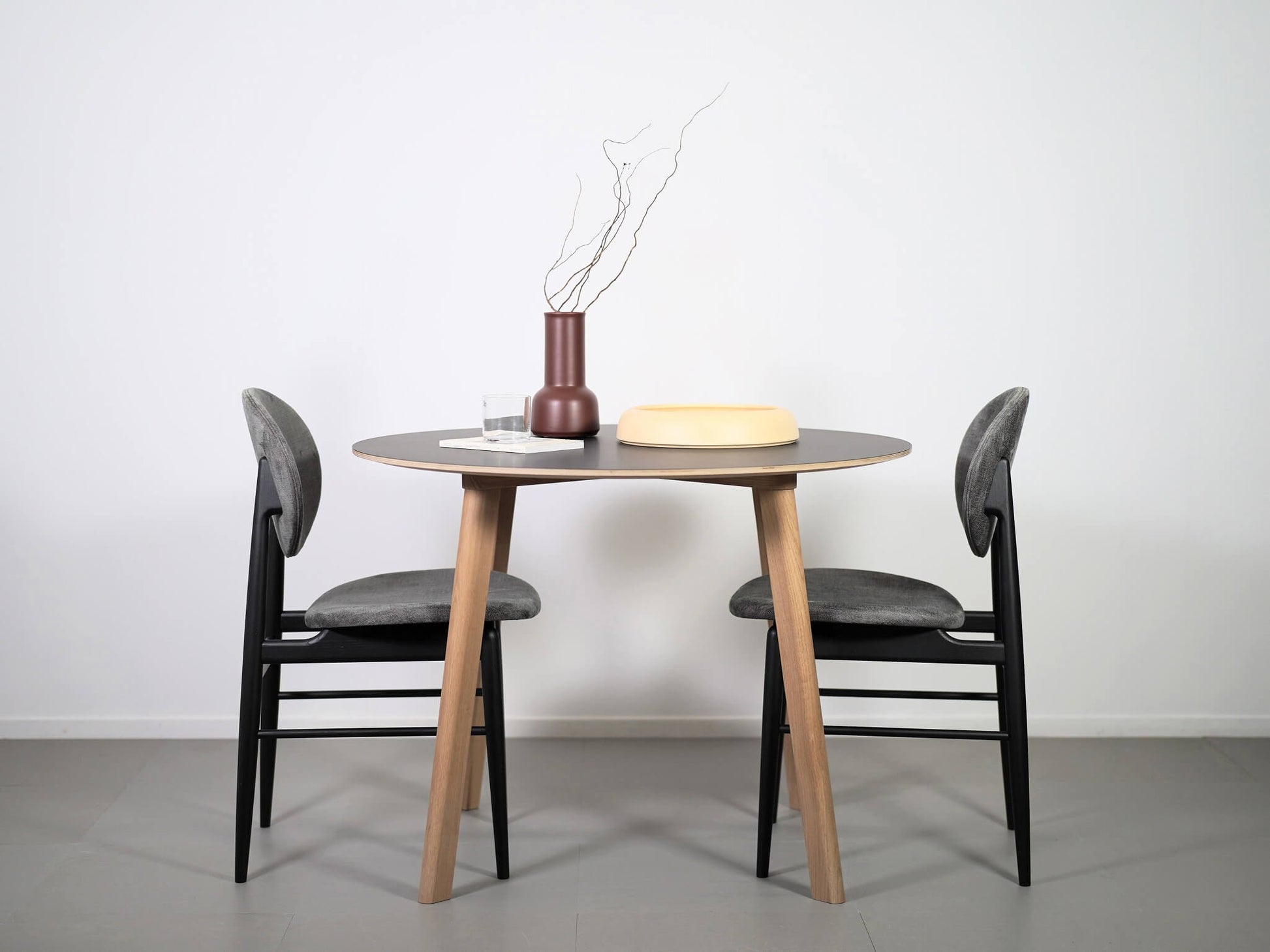 ノームアーキテクツがデザインしたアウトラインチェア・スミ・ブラック