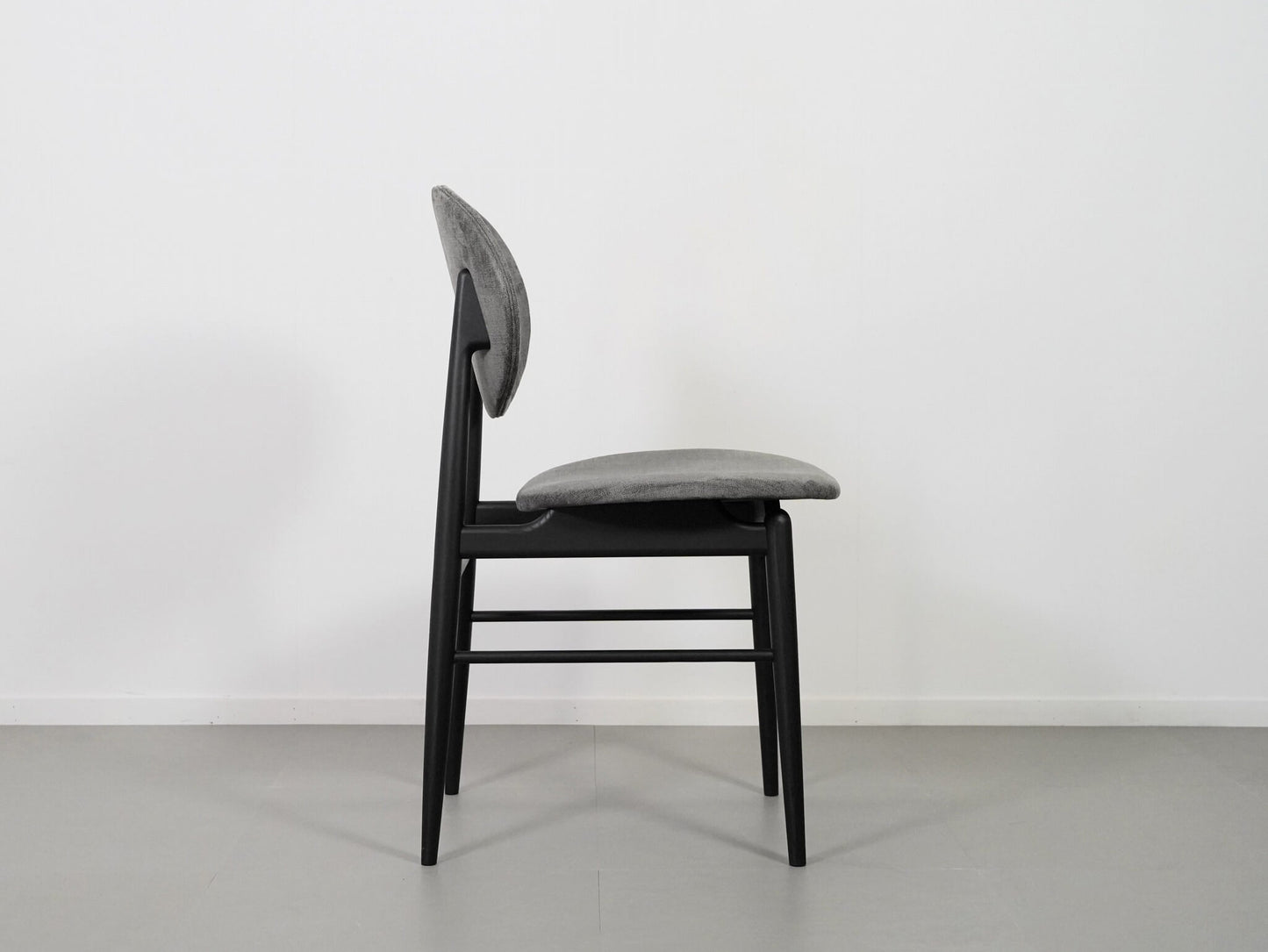 ノームアーキテクツがデザインしたアウトラインチェア・スミ・ブラック