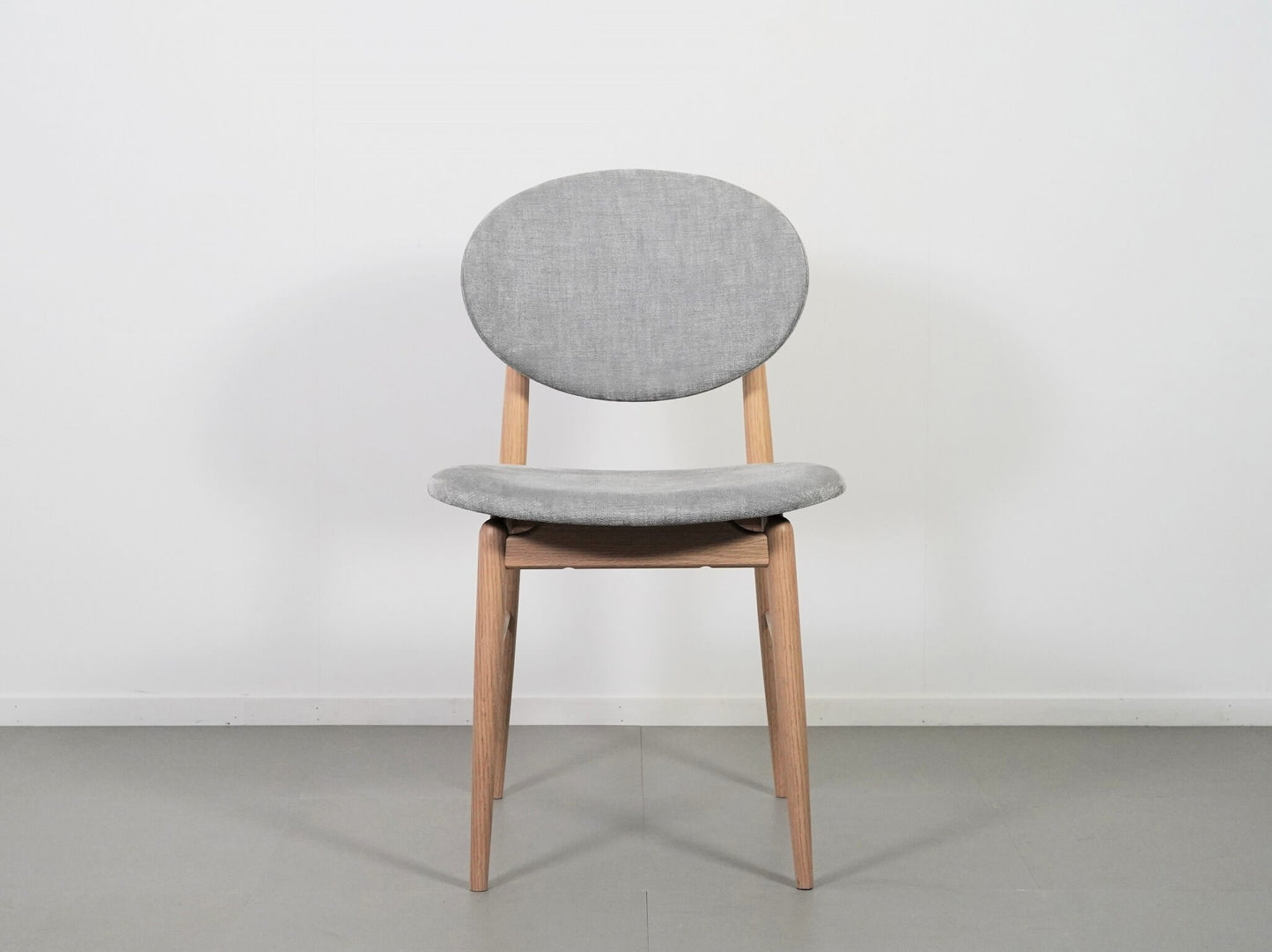 ノームアーキテクツがデザインしたARIAKEアリアケのアウトラインチェア・ホワイト・ナチュラル