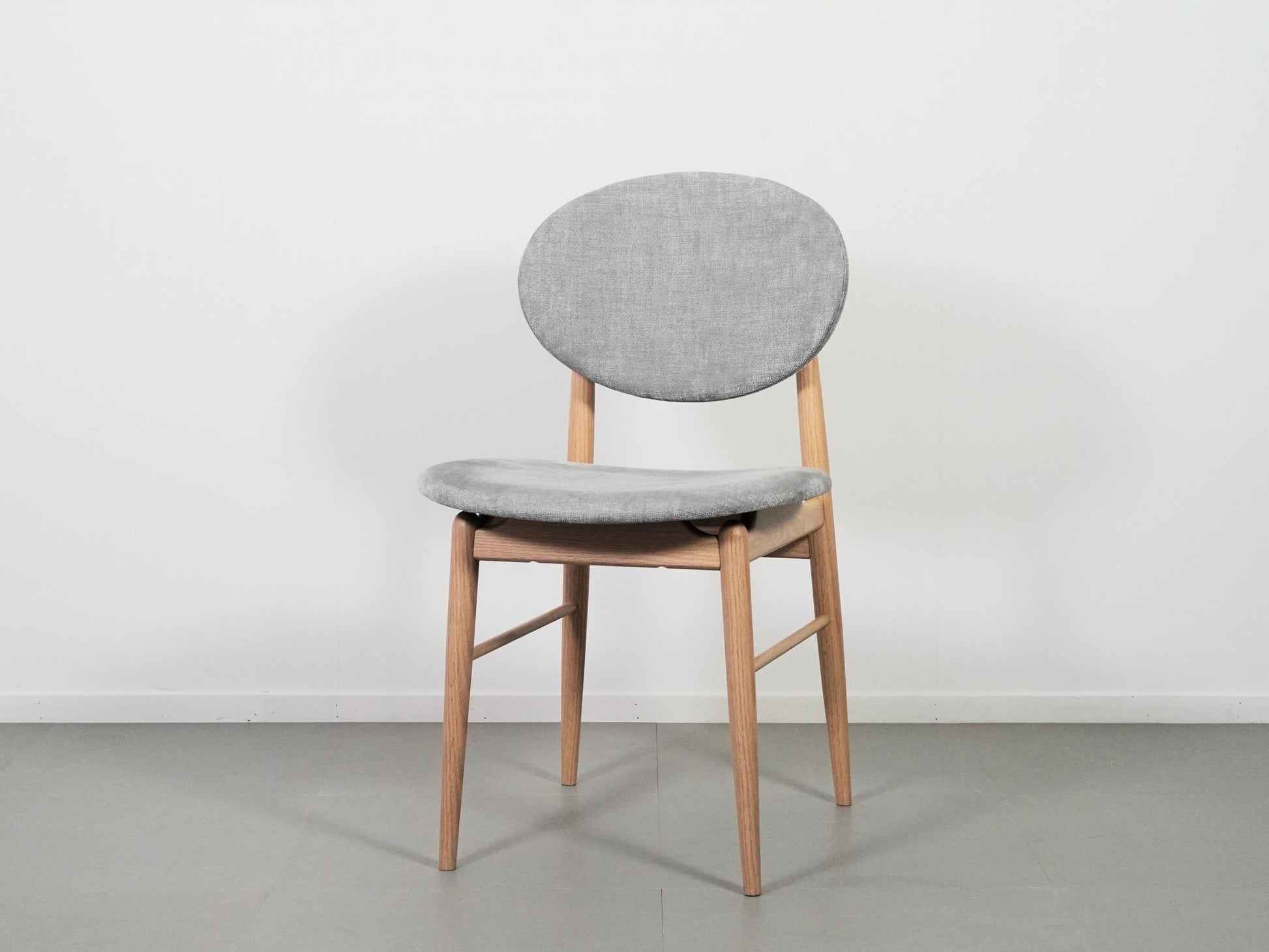 ノームアーキテクツがデザインしたARIAKEアリアケのアウトラインチェア・ホワイト・ナチュラル