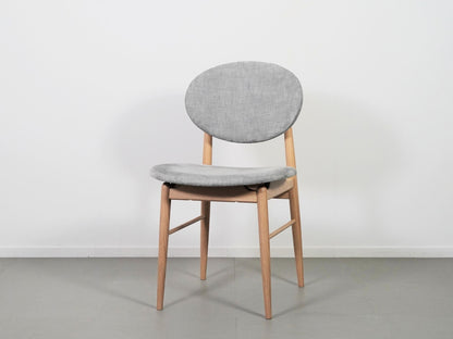 ノームアーキテクツがデザインしたARIAKEアリアケのアウトラインチェア・ホワイト・ナチュラル