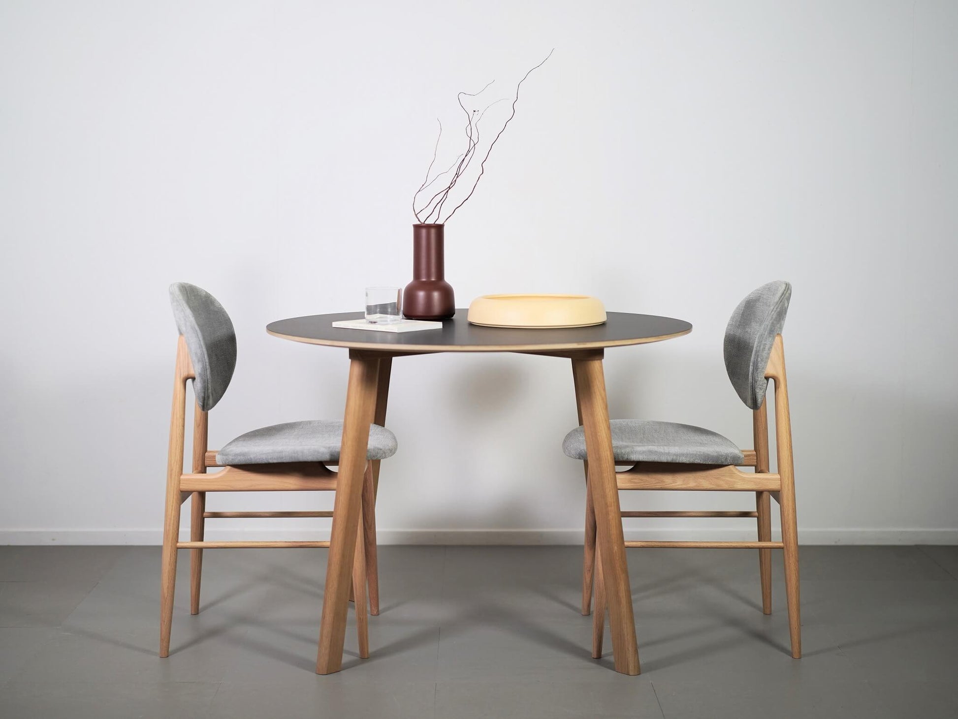 ノームアーキテクツがデザインしたARIAKEアリアケのアウトラインチェア・とロナン＆エルワン・ブルレックがデザインしたHAYのdeux220・丸テーブル・ブラック