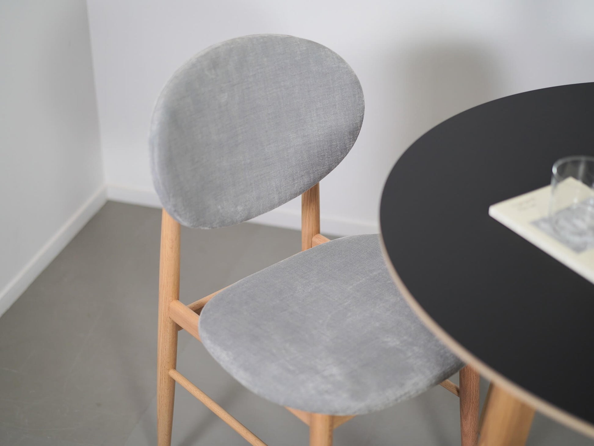 ノームアーキテクツがデザインしたARIAKEアリアケのアウトラインチェア・ホワイト・ナチュラル