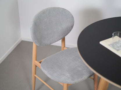 ノームアーキテクツがデザインしたARIAKEアリアケのアウトラインチェア・ホワイト・ナチュラル