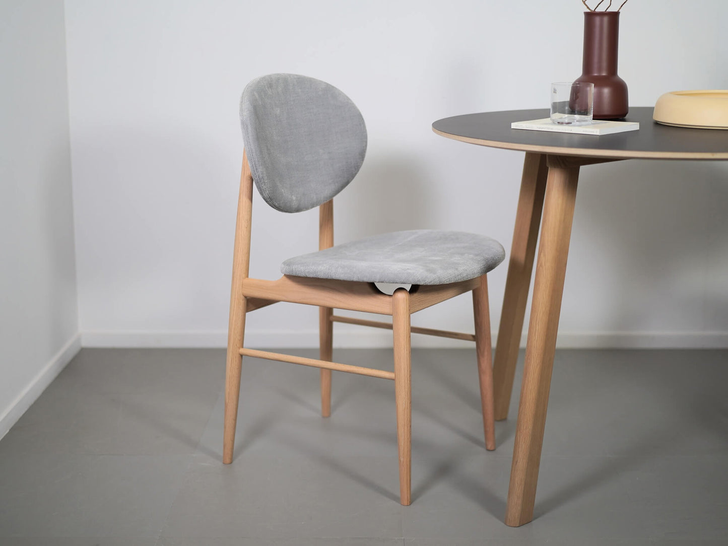 ノームアーキテクツがデザインしたARIAKEアリアケのアウトラインチェア・ホワイト・ナチュラル