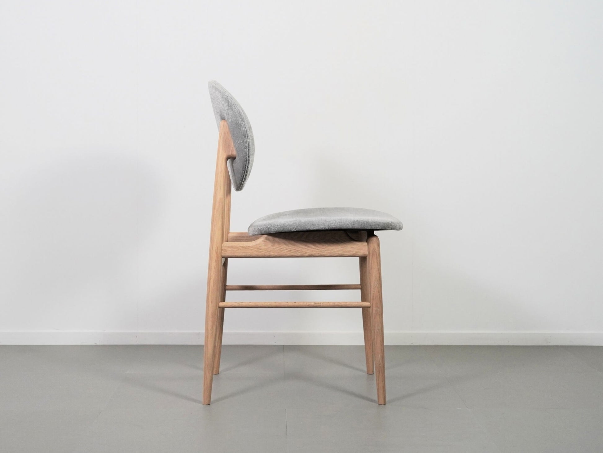 ノームアーキテクツがデザインしたARIAKEアリアケのアウトラインチェア・ホワイト・ナチュラル