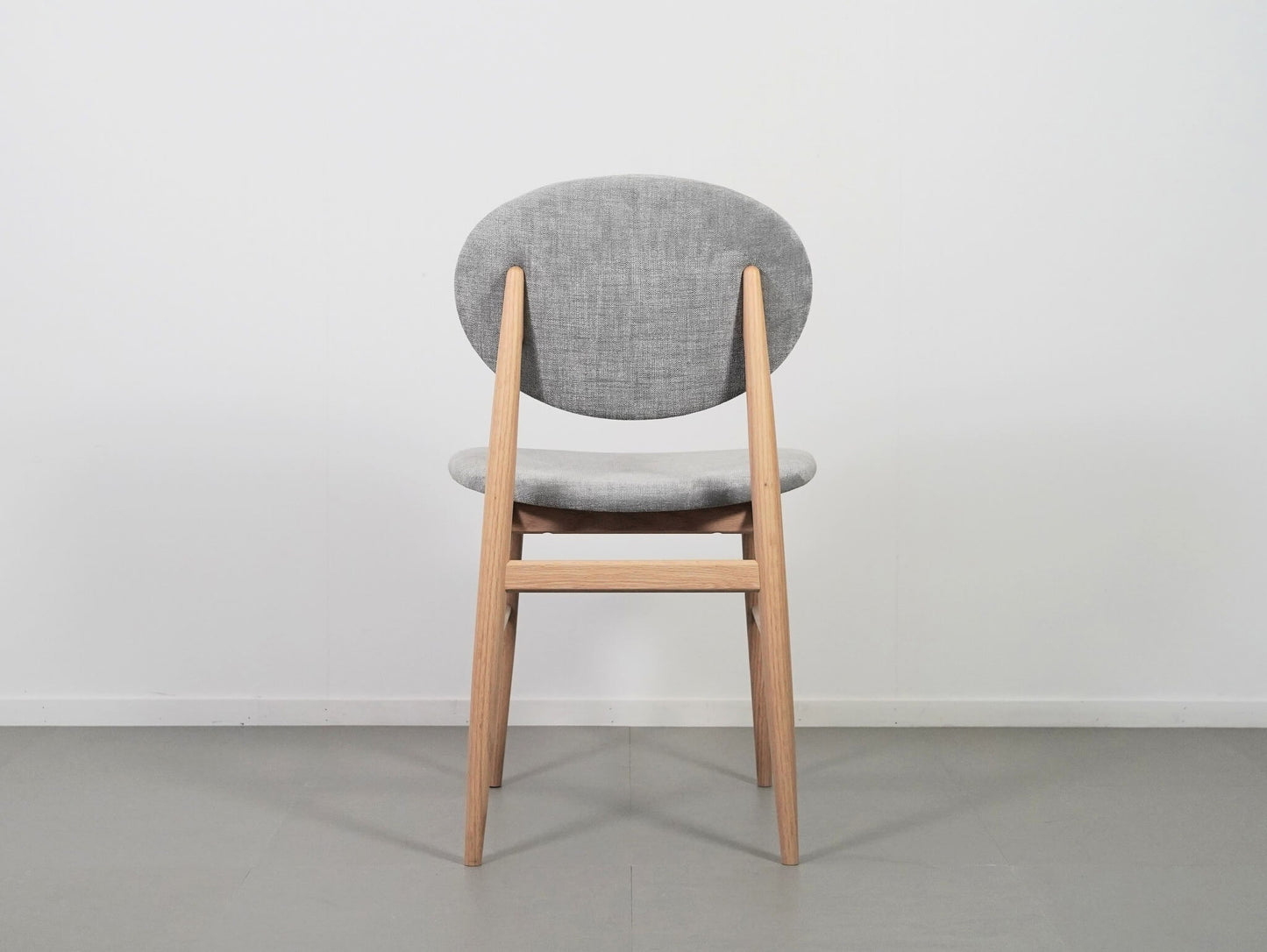 ノームアーキテクツがデザインしたARIAKEアリアケのアウトラインチェア・ホワイト・ナチュラル