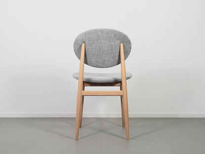 ノームアーキテクツがデザインしたARIAKEアリアケのアウトラインチェア・ホワイト・ナチュラル