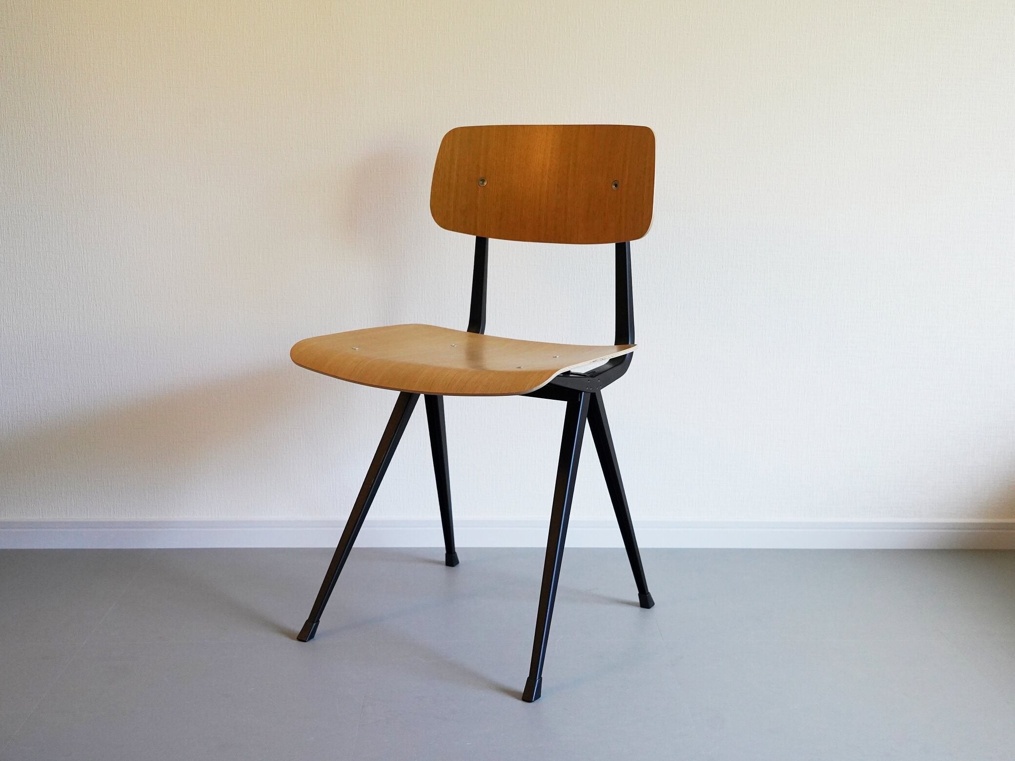 リザルトチェア ヘイ オーク×ブラック フリソ・クラマー ヴィム・リートフェルト 中古 ユーズド / Result Chair HAY Friso  Kramer Wim Rietveld – CAGUYA