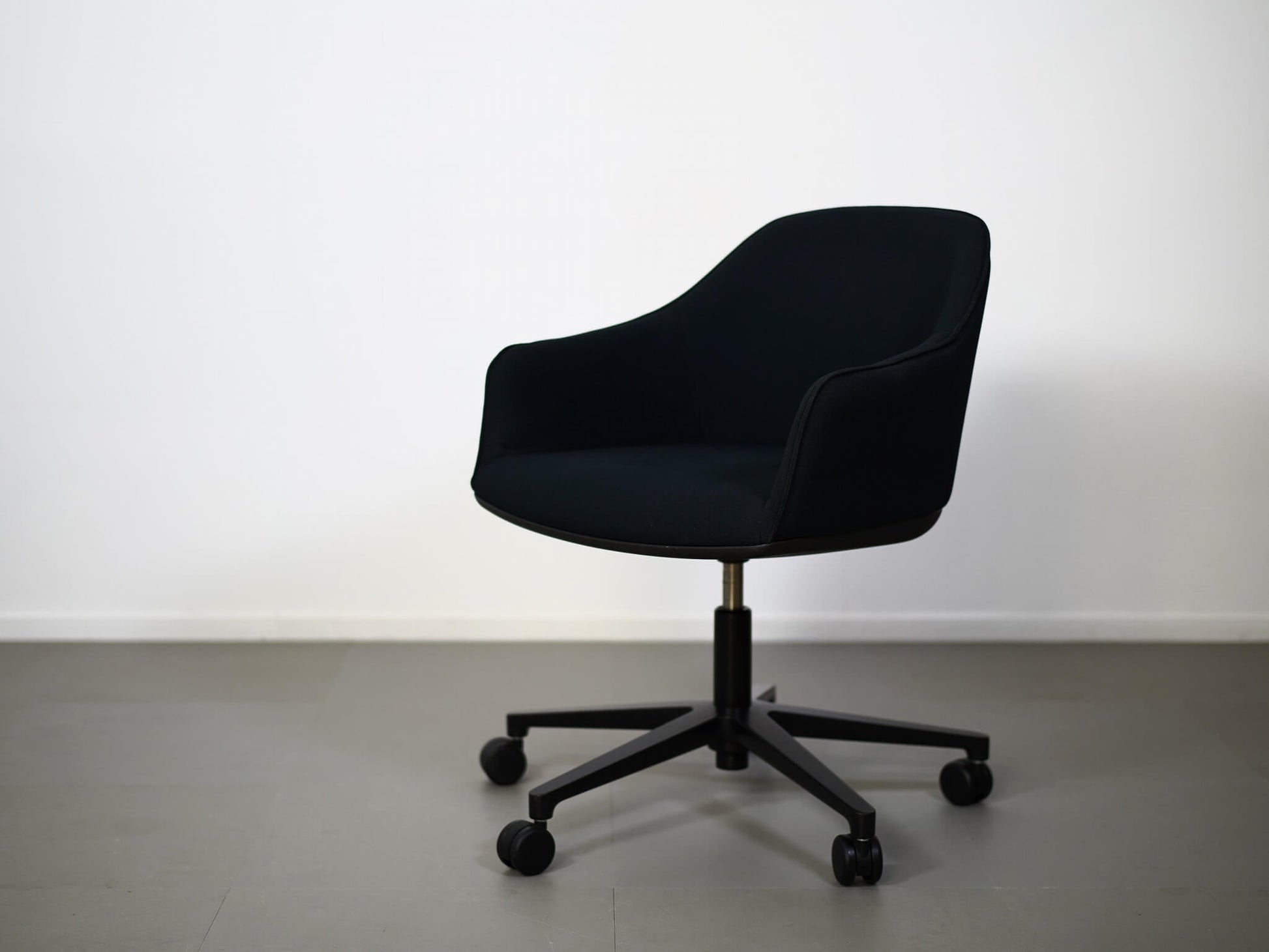 ブルレック兄弟がデザインしたヴィトラのソフトシェルチェア・5スターキャスター・キャスター