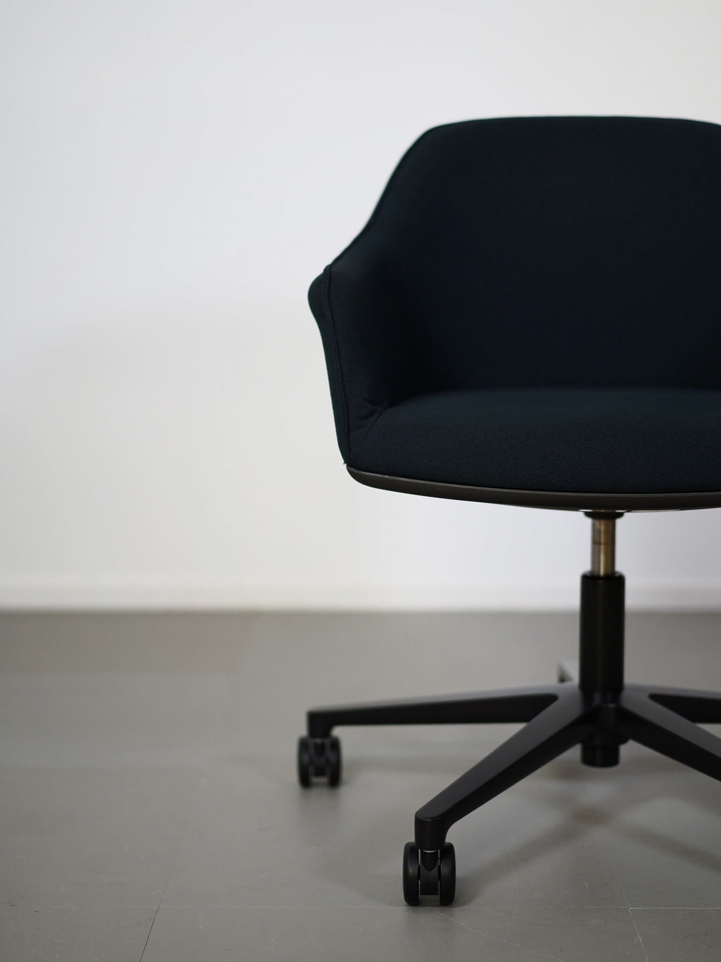 ブルレック兄弟がデザインしたヴィトラのソフトシェルチェア・5スターキャスター・キャスター