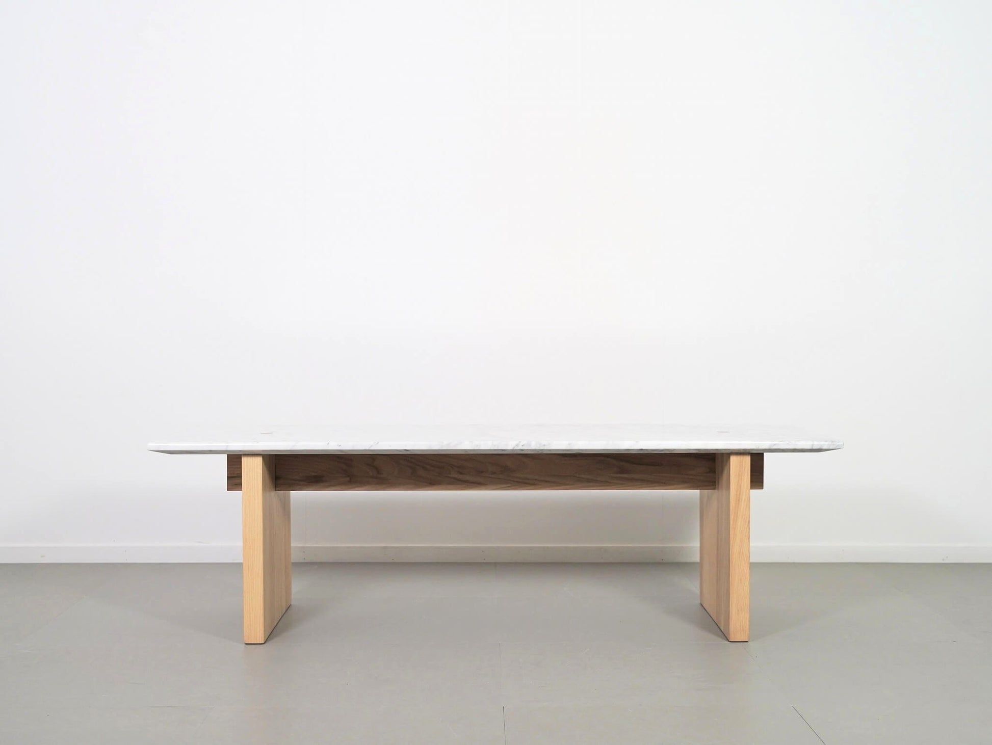 ノーマンコペンハーゲンの大理石を使用したソリッドテーブル