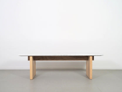 ノーマンコペンハーゲンの大理石を使用したソリッドテーブル