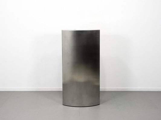 ステンレス・ヘアライン仕上げのディスプレイスタンド・コンソール