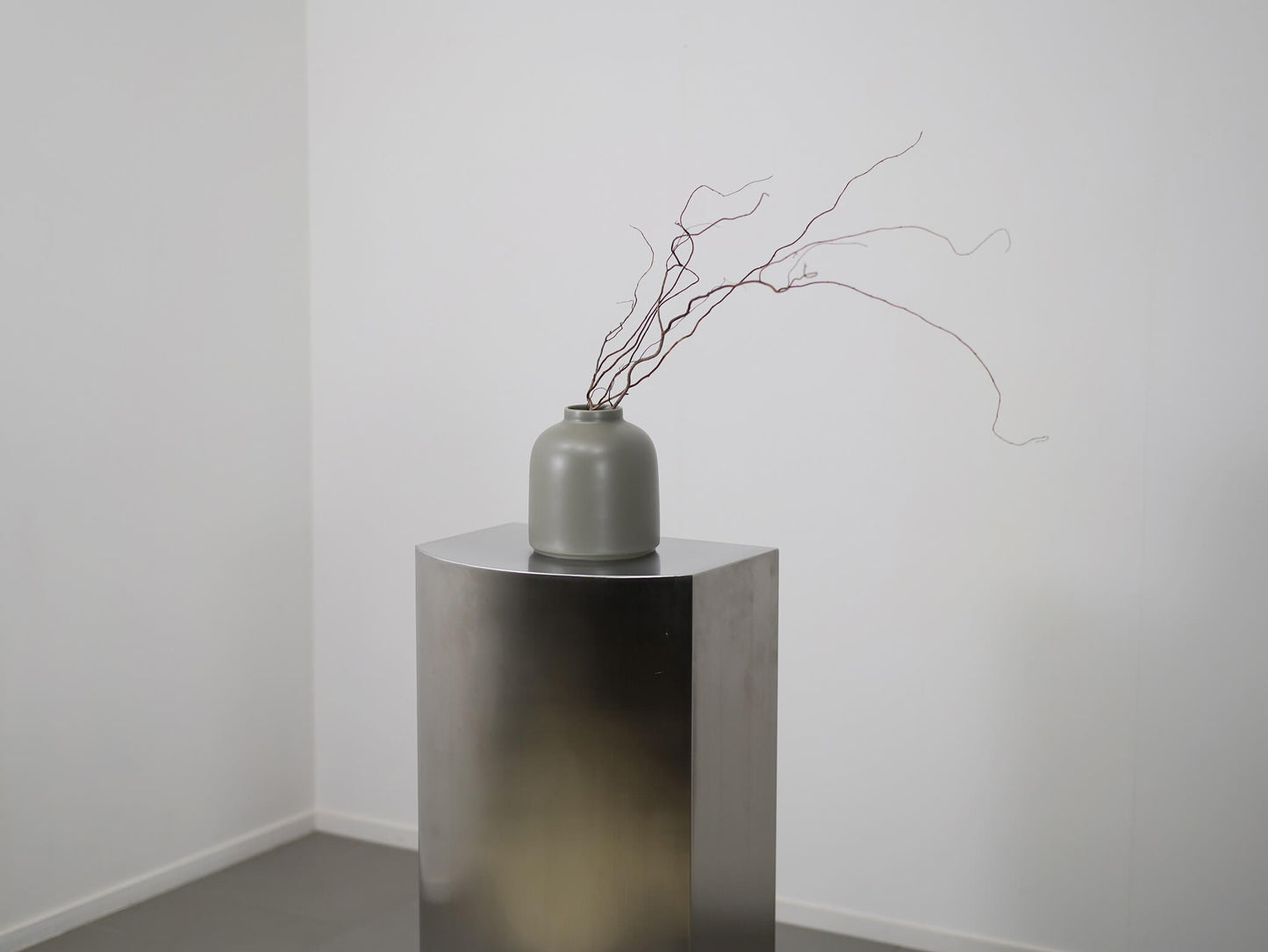 ステンレス・ヘアライン仕上げのディスプレイスタンド・コンソール