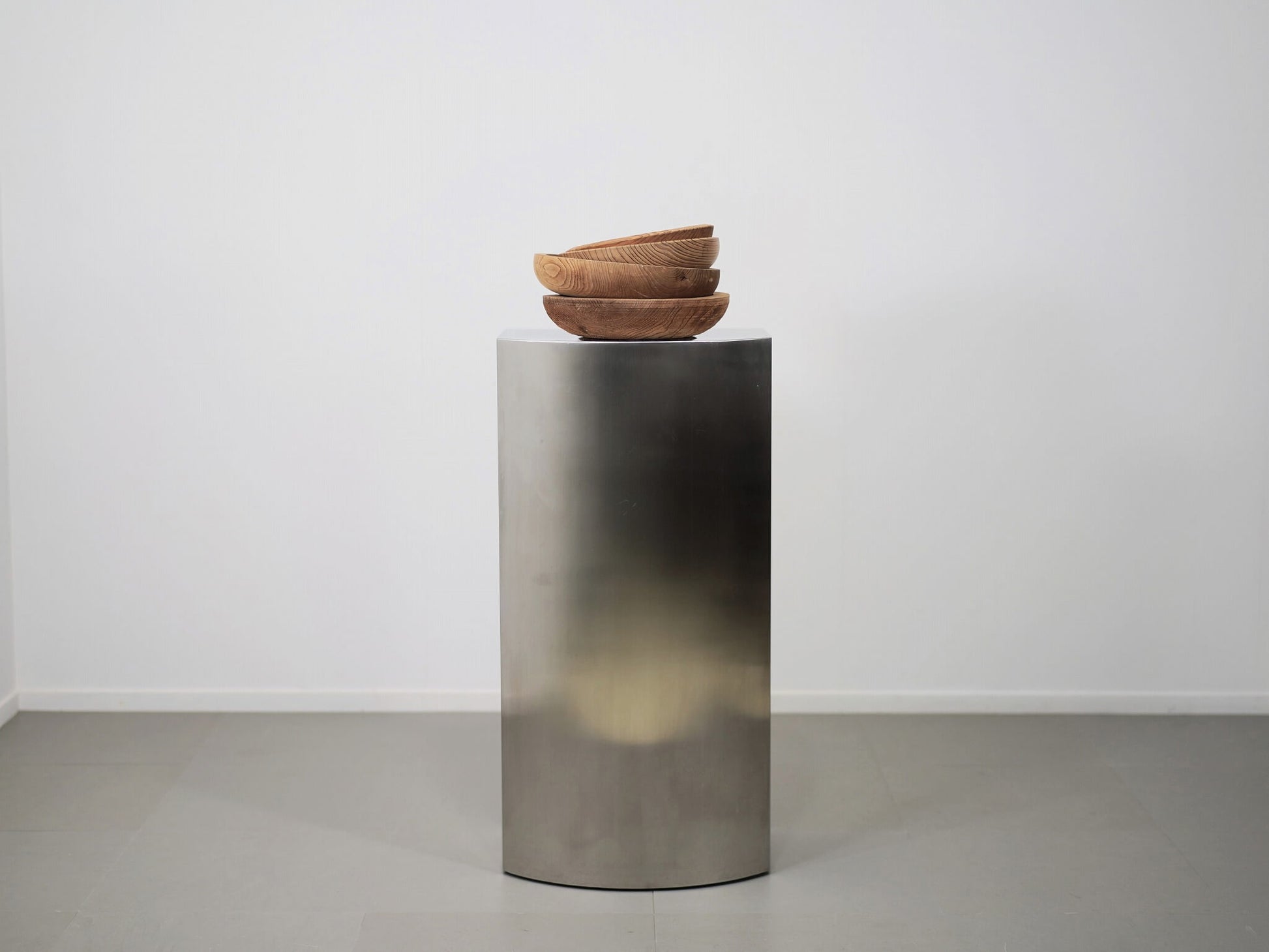 ステンレス・ヘアライン仕上げのディスプレイスタンド・コンソール