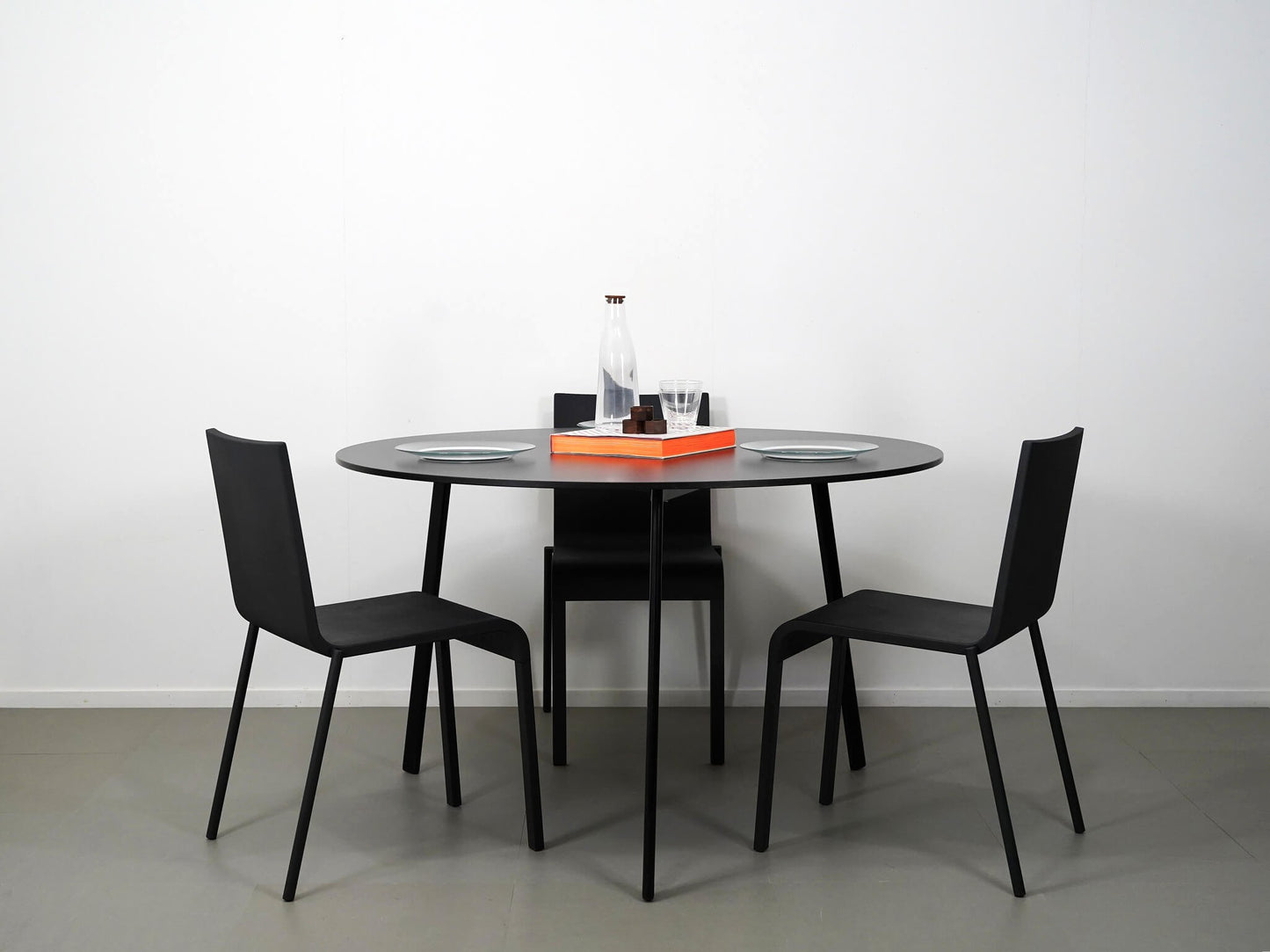 ロナン＆エルワン・ブルレックがデザインした中古・ユーズドのマジスのストライプド丸テーブルΦ120cmブラック