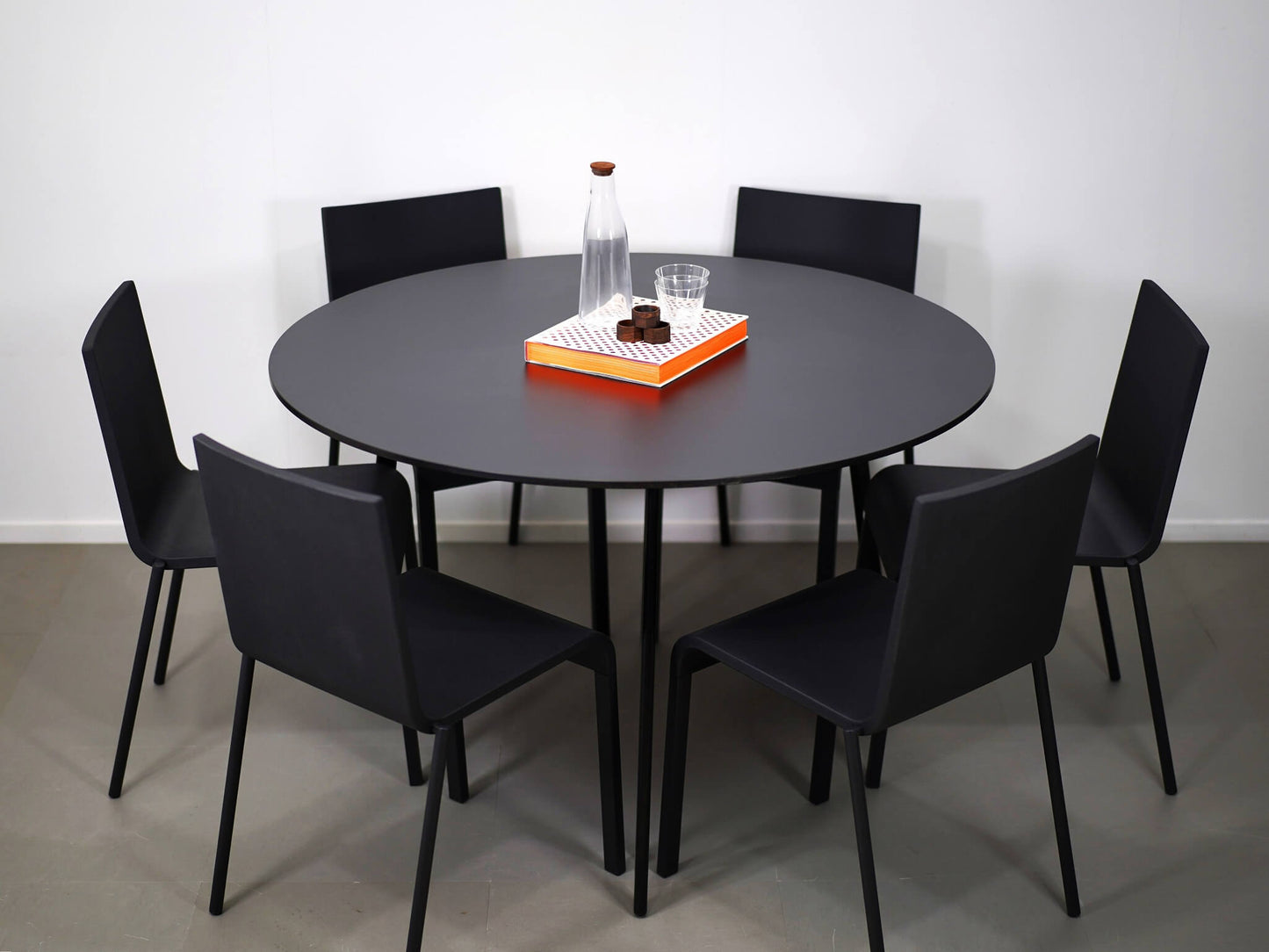 ロナン＆エルワン・ブルレックがデザインした中古・ユーズドのマジスのストライプド丸テーブルΦ120cmブラック