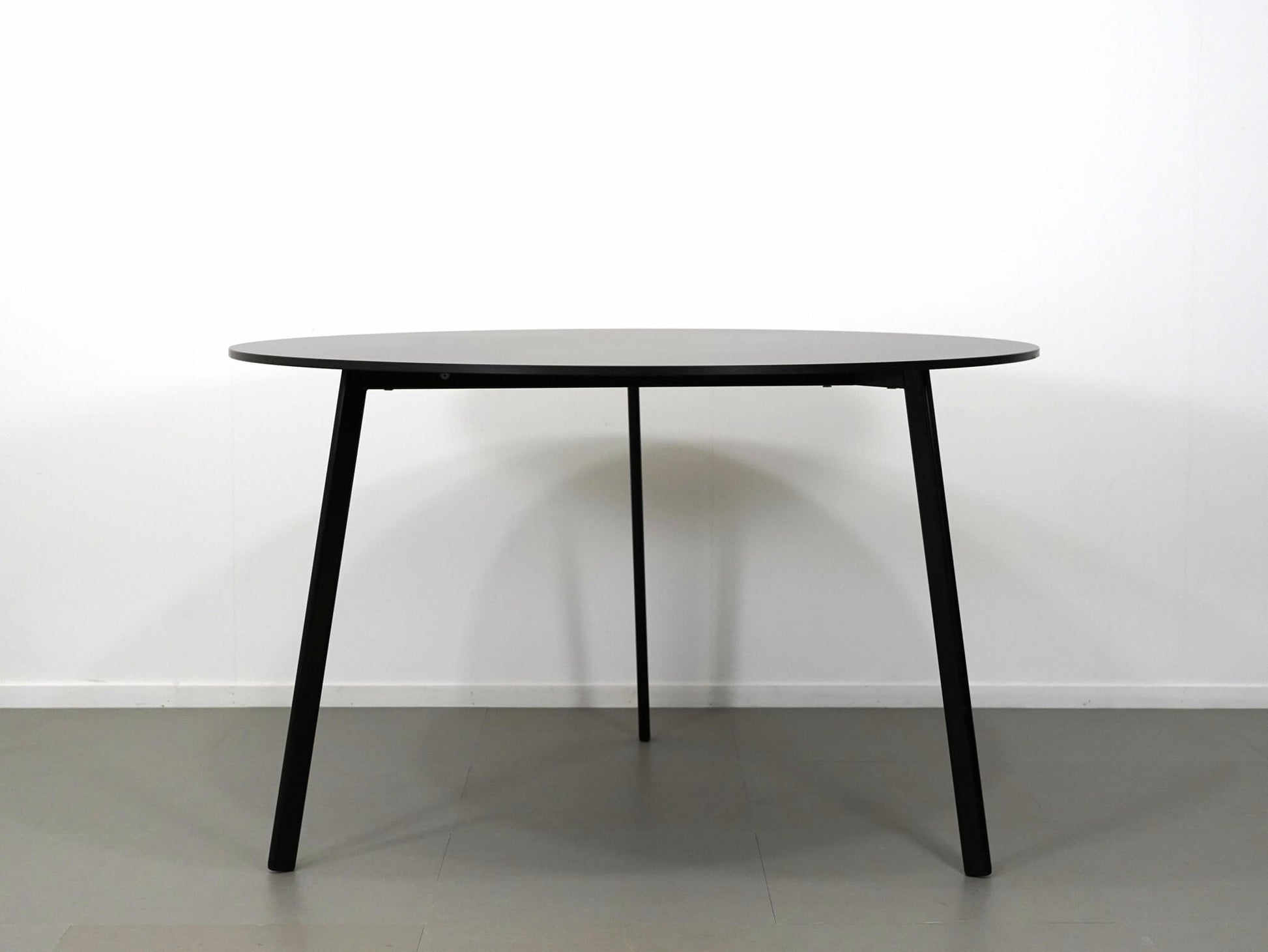 ロナン＆エルワン・ブルレックがデザインした中古・ユーズドのマジスのストライプド丸テーブルΦ120cmブラック