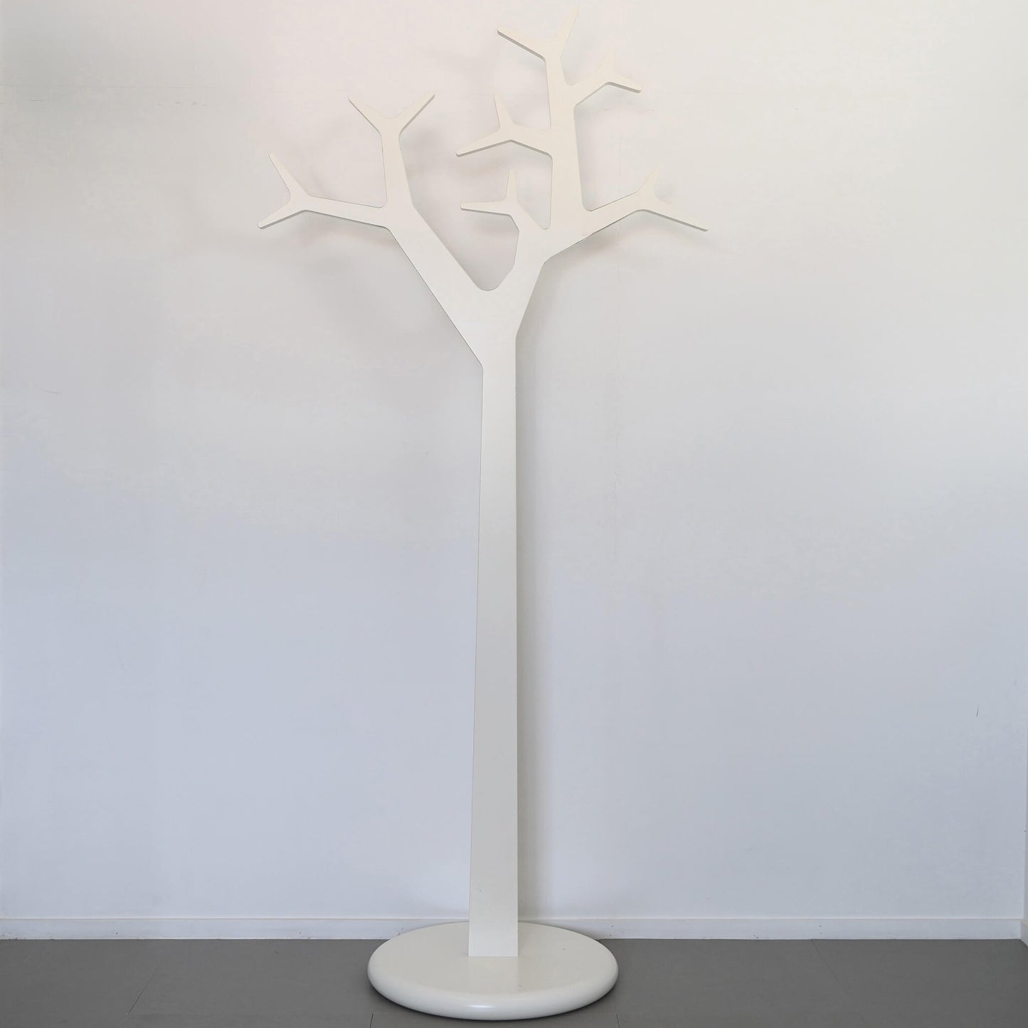 マイケル・ヤング,カトリン・オリーナがデザインしたスウェデッセのコートスタンド・ツリー