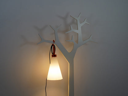 マイケル・ヤング,カトリン・オリーナがデザインしたスウェデッセのコートスタンド・ツリー