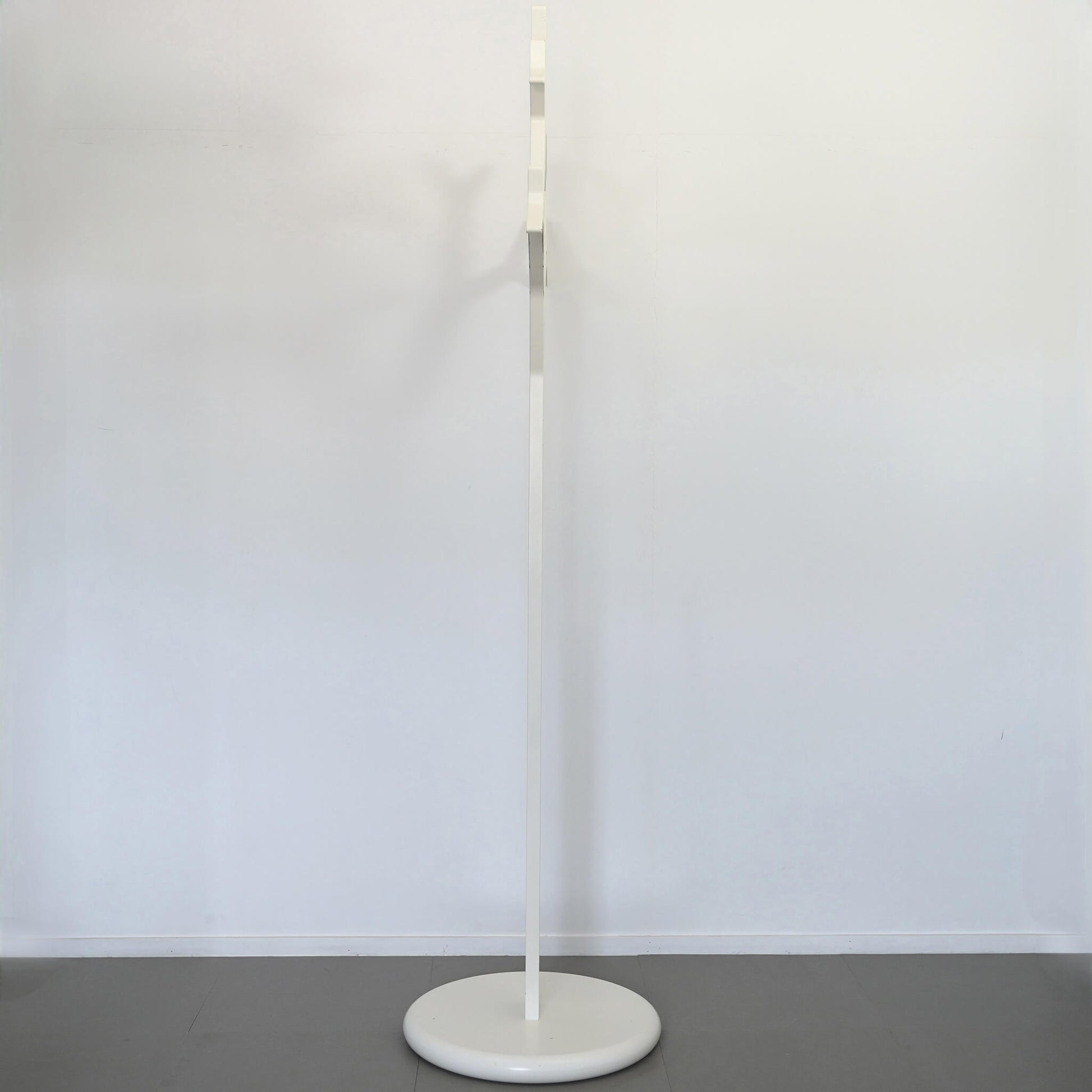 マイケル・ヤング,カトリン・オリーナがデザインしたスウェデッセのコートスタンド・ツリー