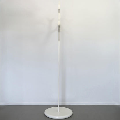 マイケル・ヤング,カトリン・オリーナがデザインしたスウェデッセのコートスタンド・ツリー