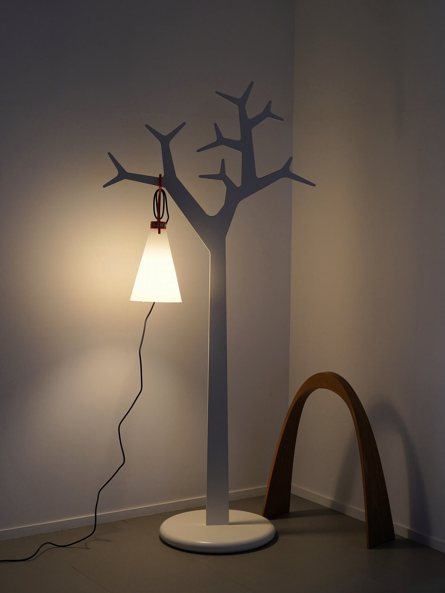 マイケル・ヤング,カトリン・オリーナがデザインしたスウェデッセのコートスタンド・ツリー