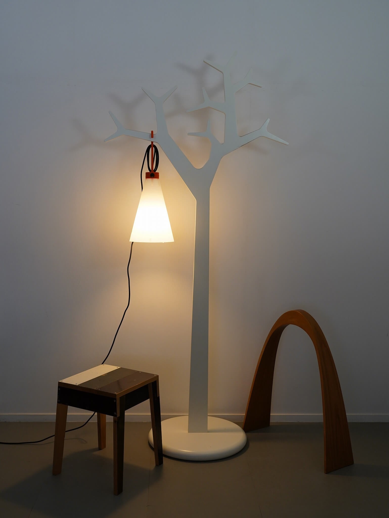 マイケル・ヤング,カトリン・オリーナがデザインしたスウェデッセのコートスタンド・ツリー