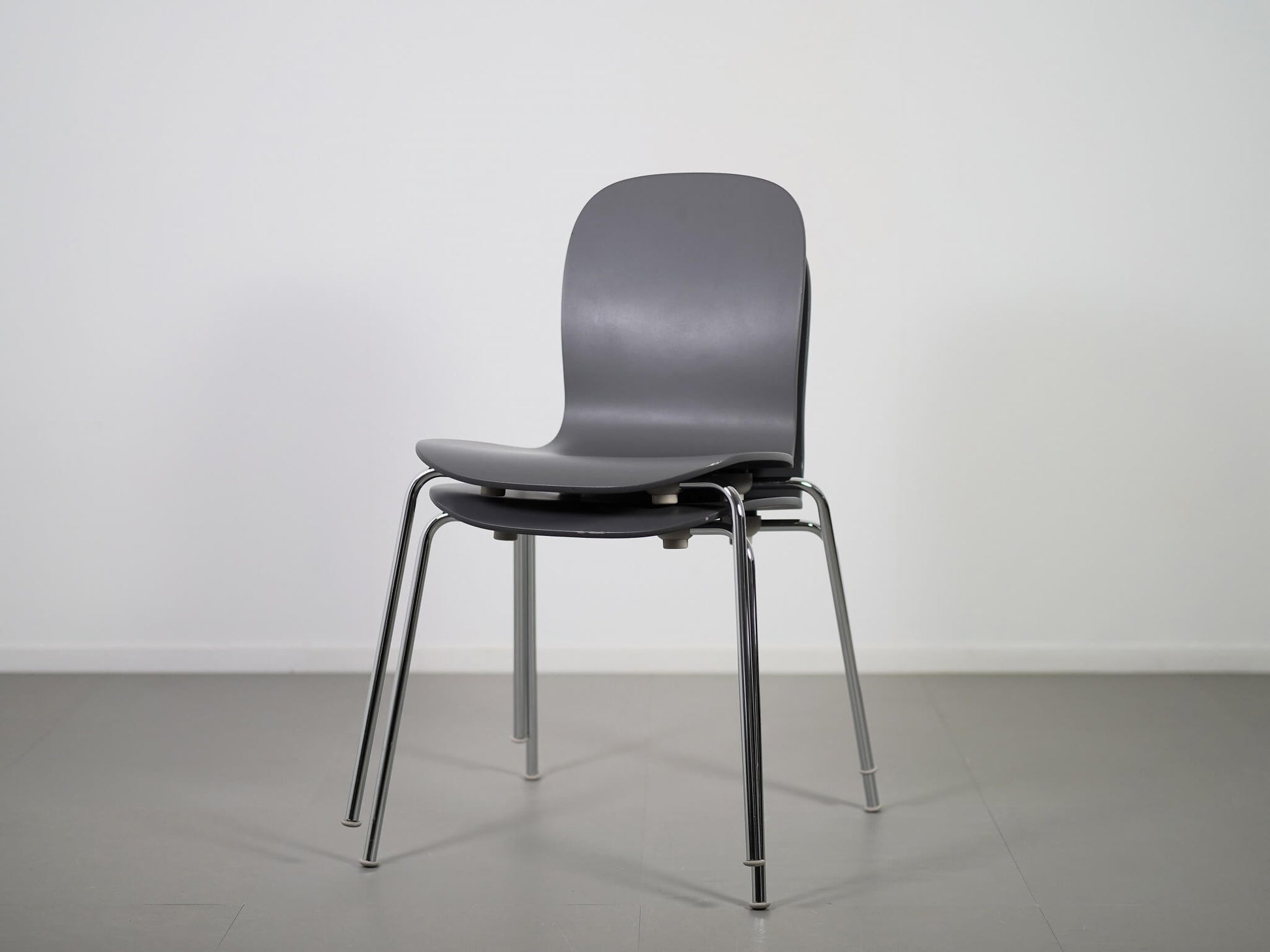 ジャスパーモリソンがデザインしたカッペリーニのテートチェア・スタッキング