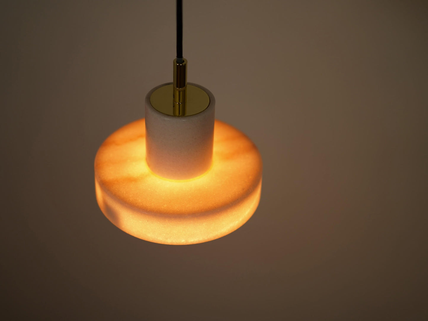 トムディクソンがデザインした中古・ユーズドのストーンペンダントライト